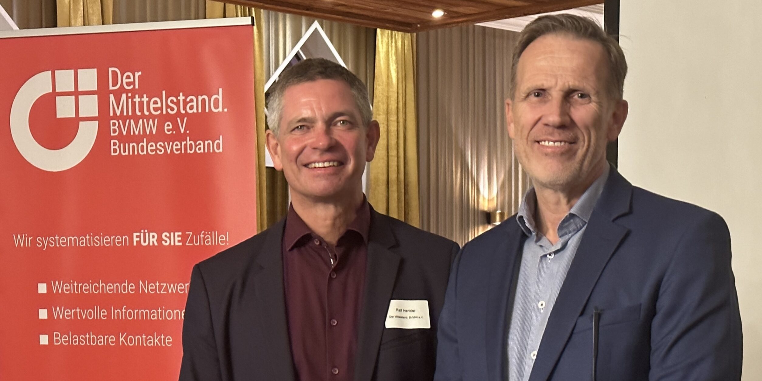 zwei Männer stehen neben einander