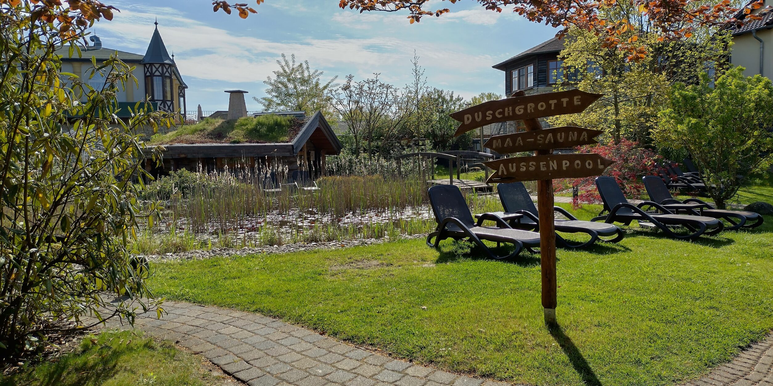 Blick in den Wellnessgarten Hotel Seeschlößchen Senftenberg