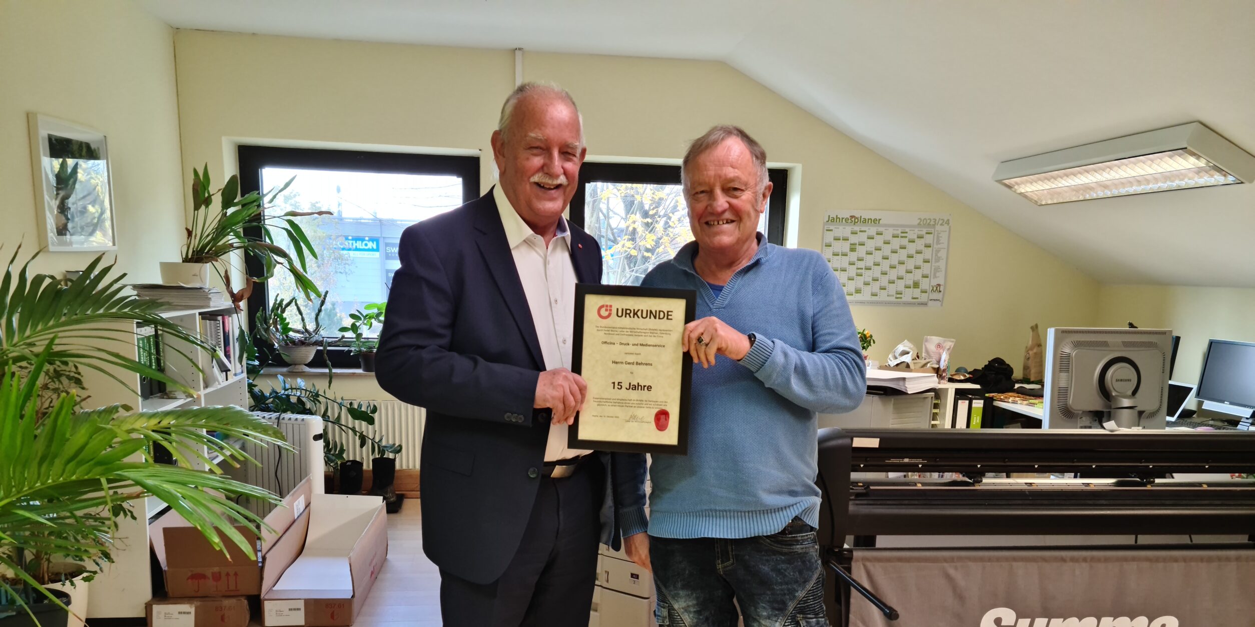 Detlef Blome und Gerd Behrens samt Treue-Urkunde