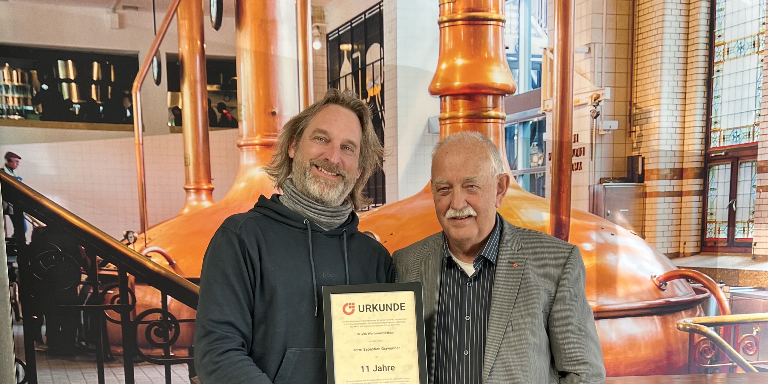 Sebastian Grawunder und Detlef Blome mit der Ehrenurkunde für 11 Jahre Treue