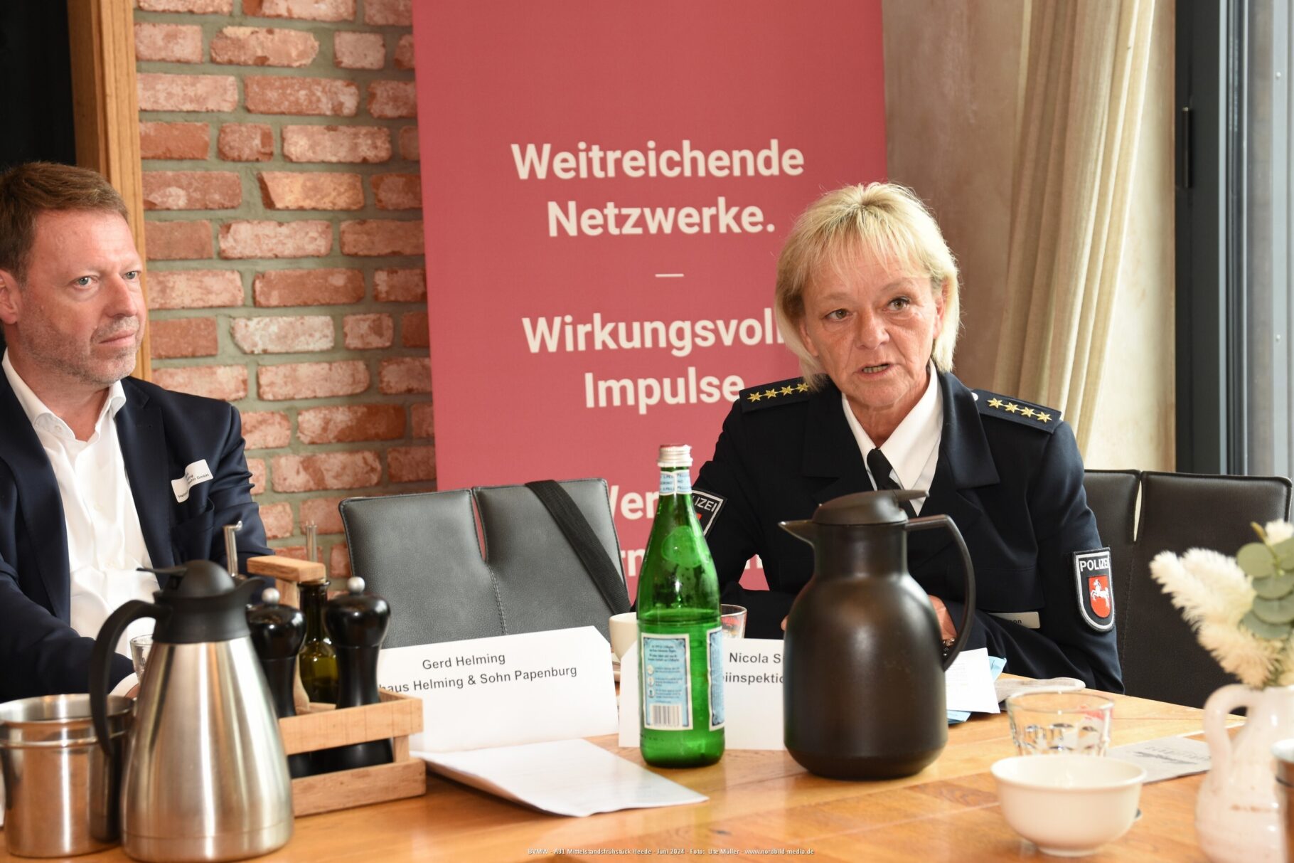 Gerd Helming vom BMW-Autohauses Helming & Sohn und Nicola Simon, die Leitende Polizeidirektorin der Polizeiinspektion Emsland / Grafschaft Bentheim