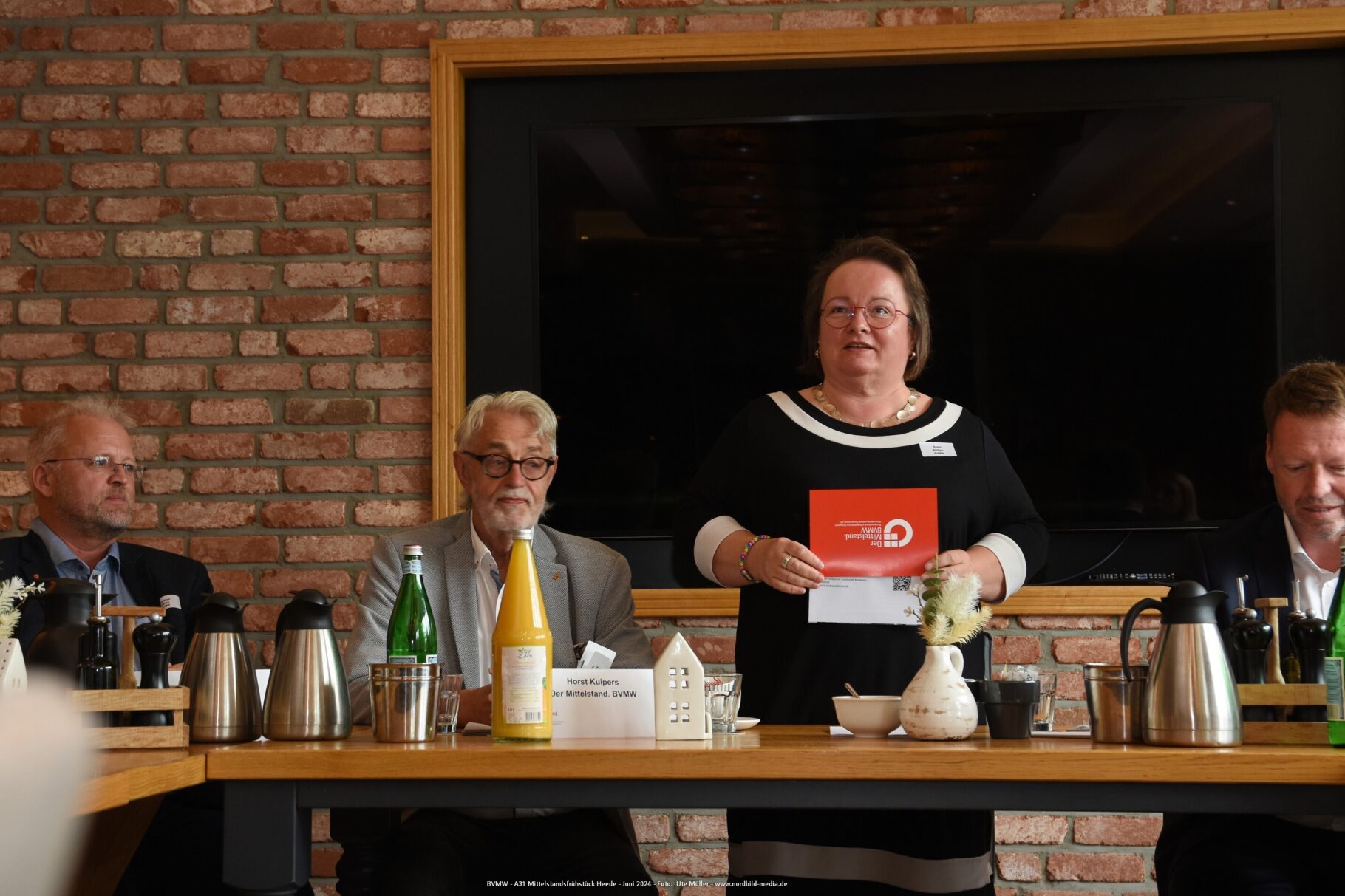 Hartmut Dähne, Horst-Werner Kuipers und Beate Böttger vom BVMW, sowie Gerd Helming, geschäftsführender Gesellschafter des BMW-Autohauses Helming & Sohn