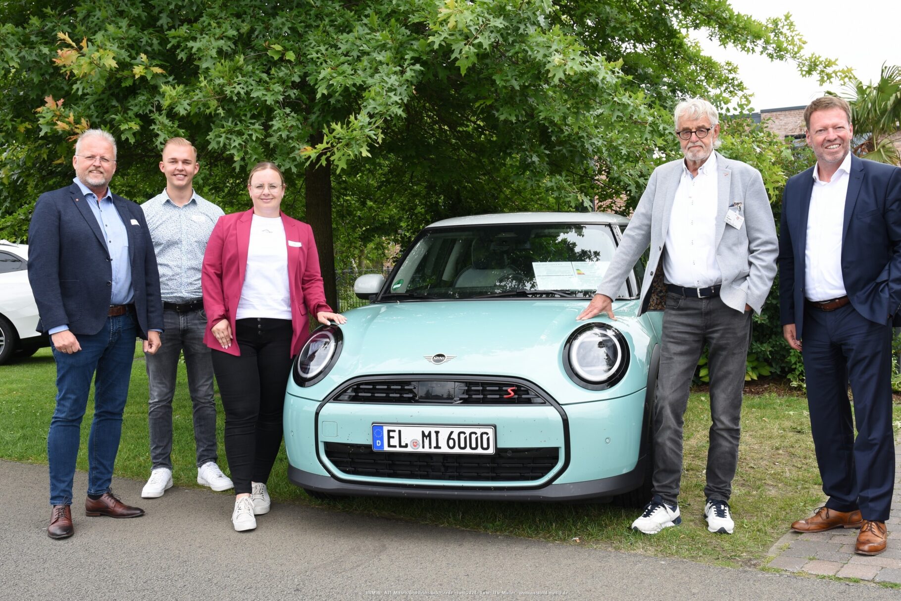 Mini als Ausstellungsstück zwischen den Veranstaltern vom BVMW und den Vertretern vom BMW-Autohaus Helming & Sohn