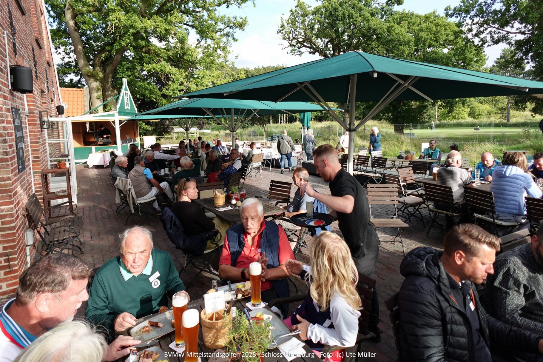 Teilnehmer beim Essen 3