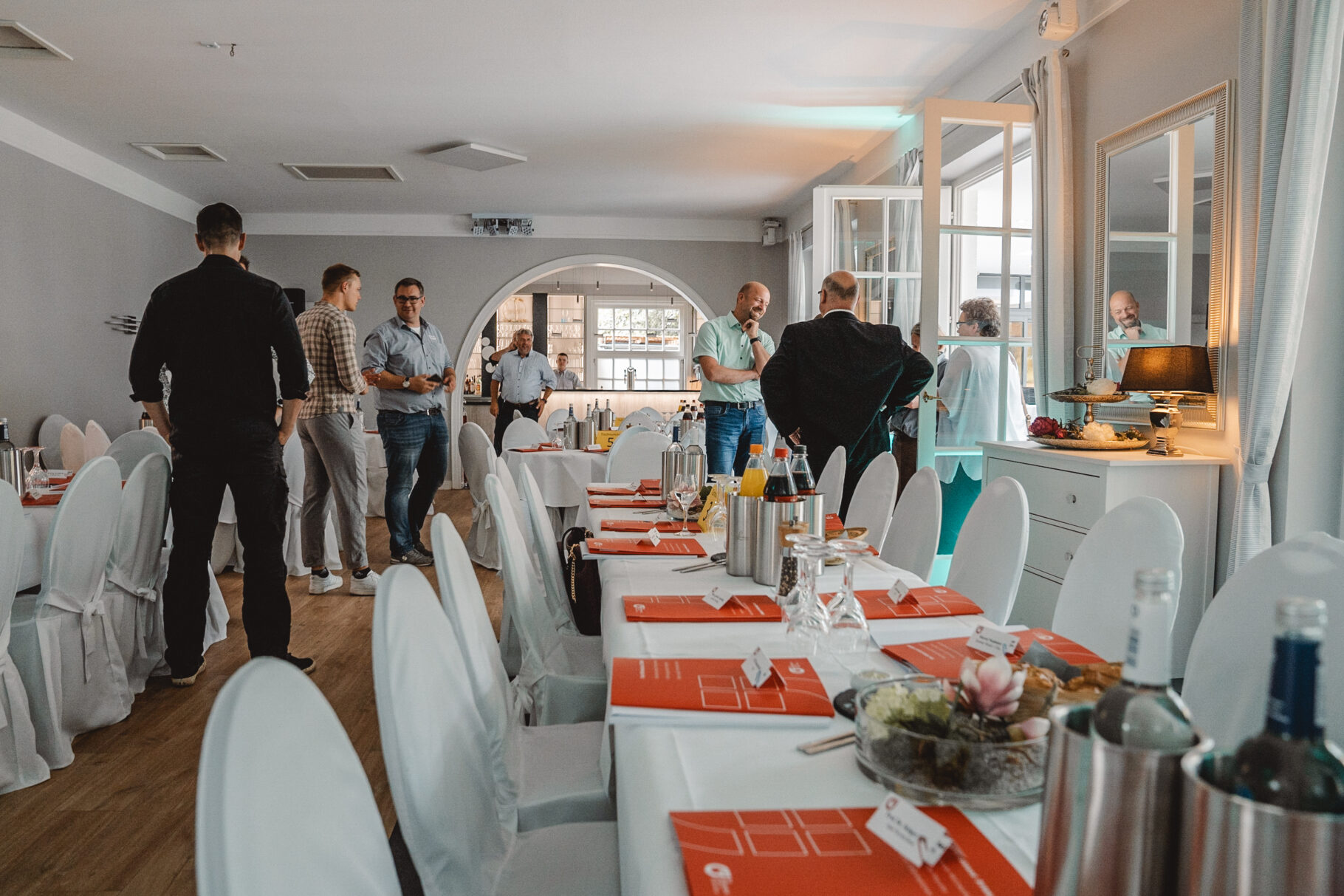 Die ersten Gaeste treffen ein