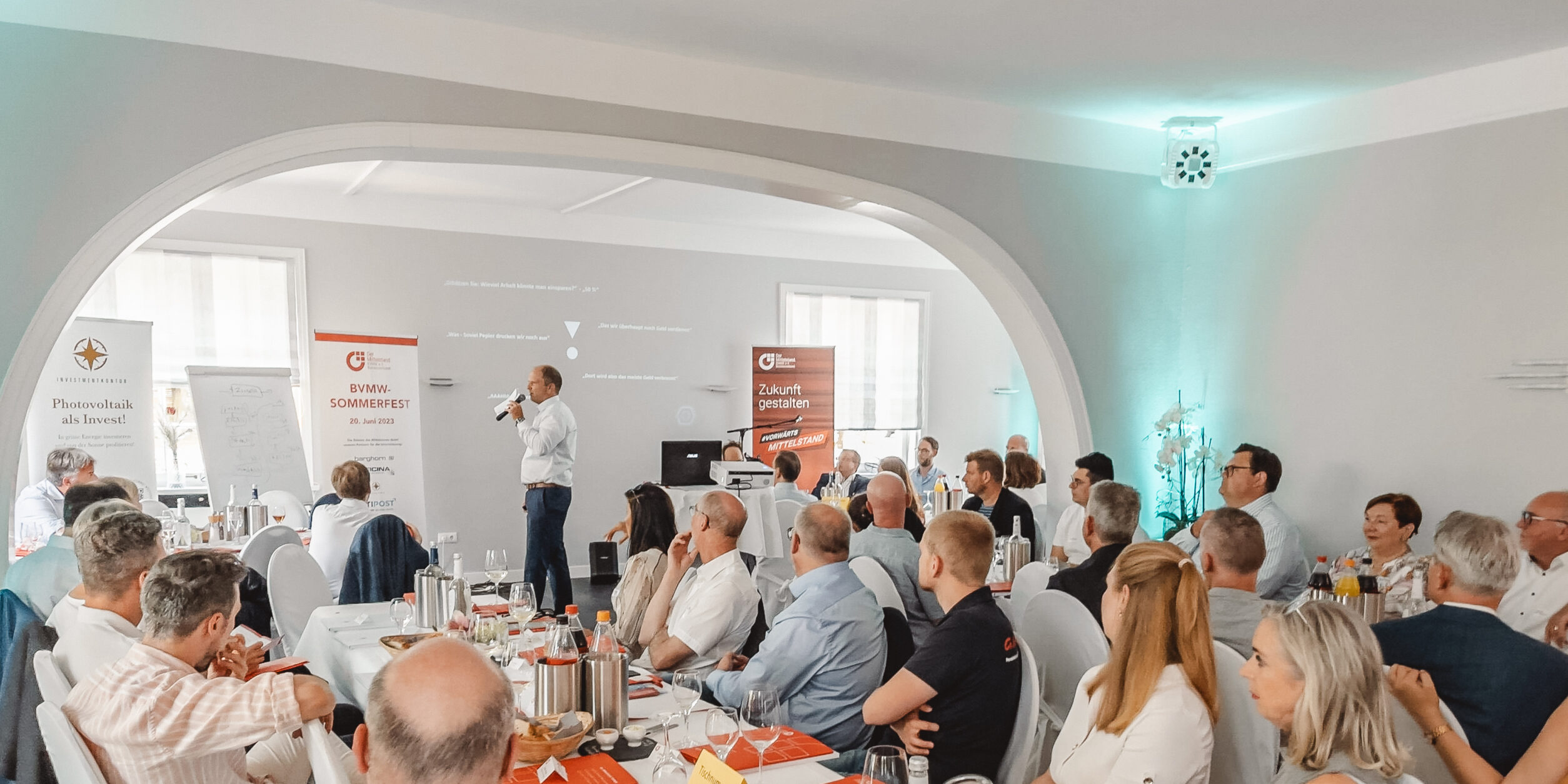 Gespannte Zuhoerer beim Sommerfest von Detlef Blome