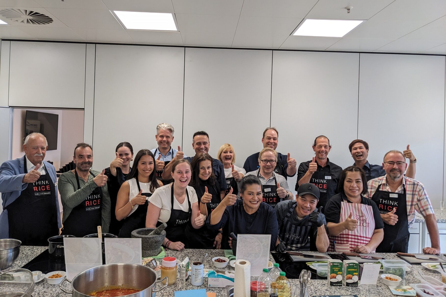 Teilnehmerinnen und Teilnehmer beim thailändischen Kochkurs