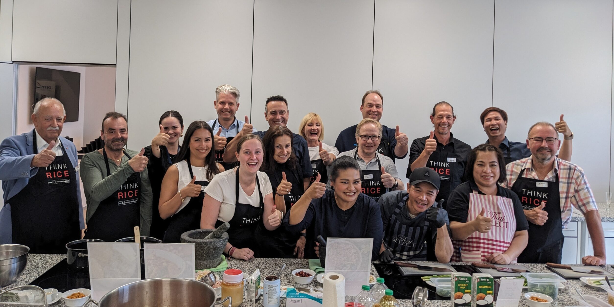 Teilnehmerinnen und Teilnehmer beim thailändischen Kochkurs