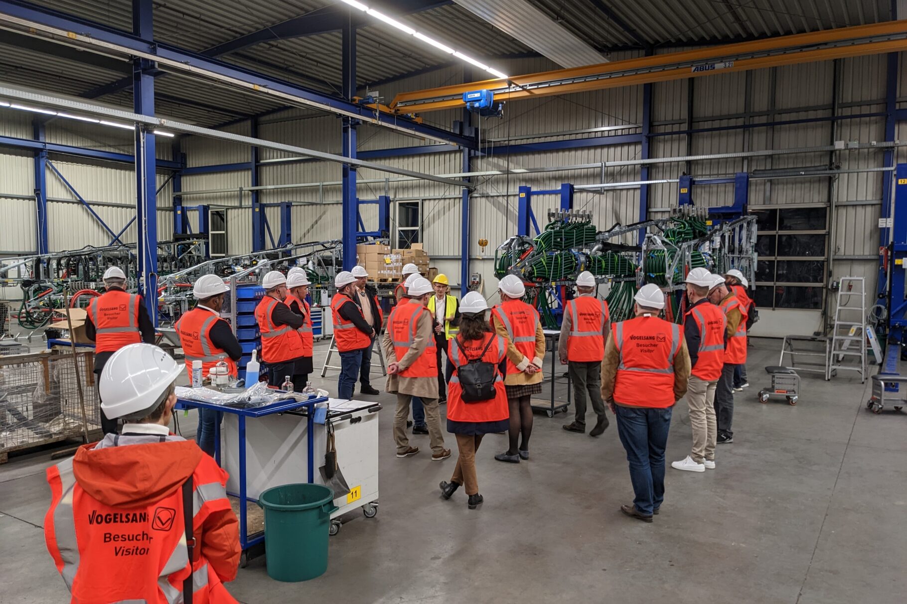 Gruppe auf Tour durch den Vogelsang Betrieb