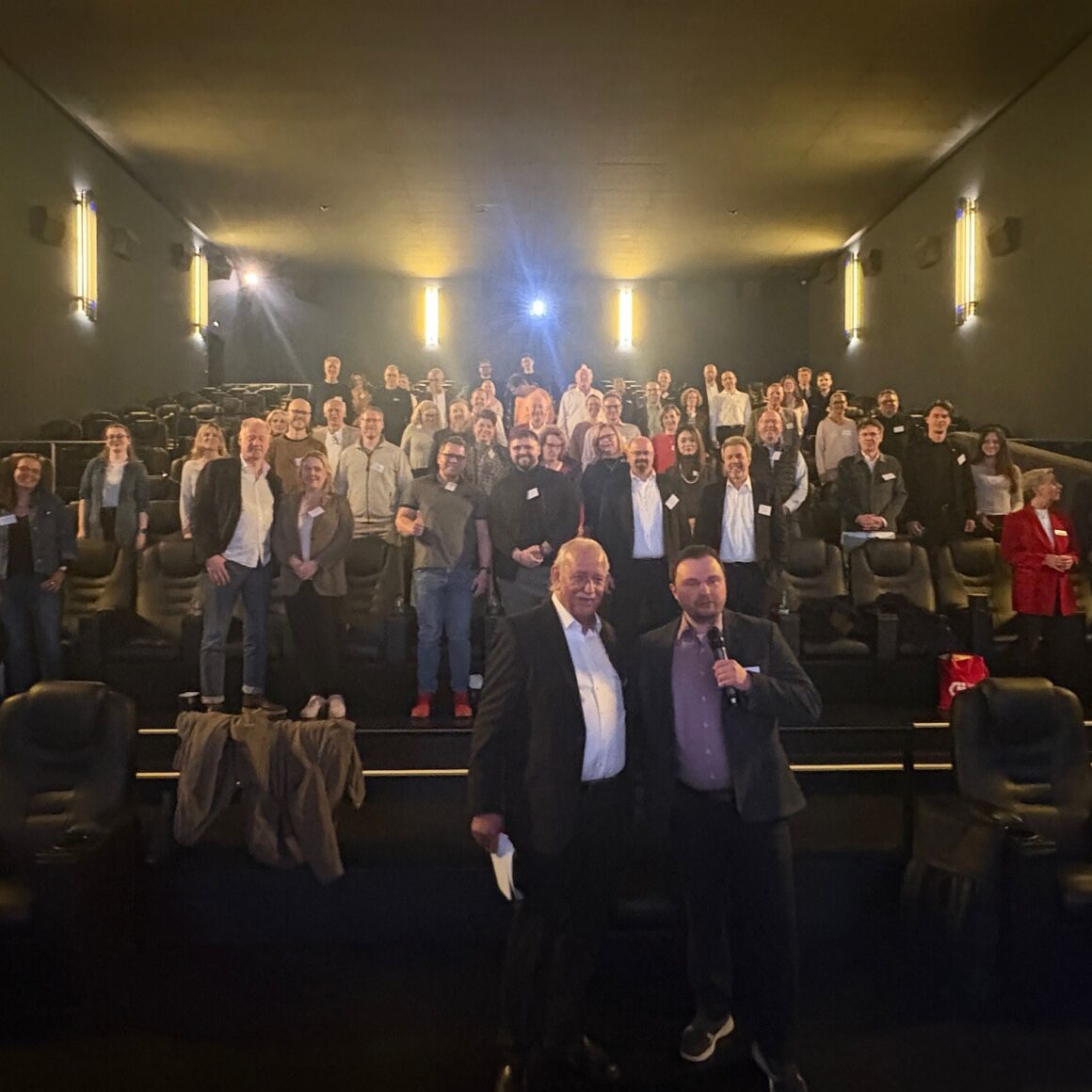 Gruppenbild im Kinosaal