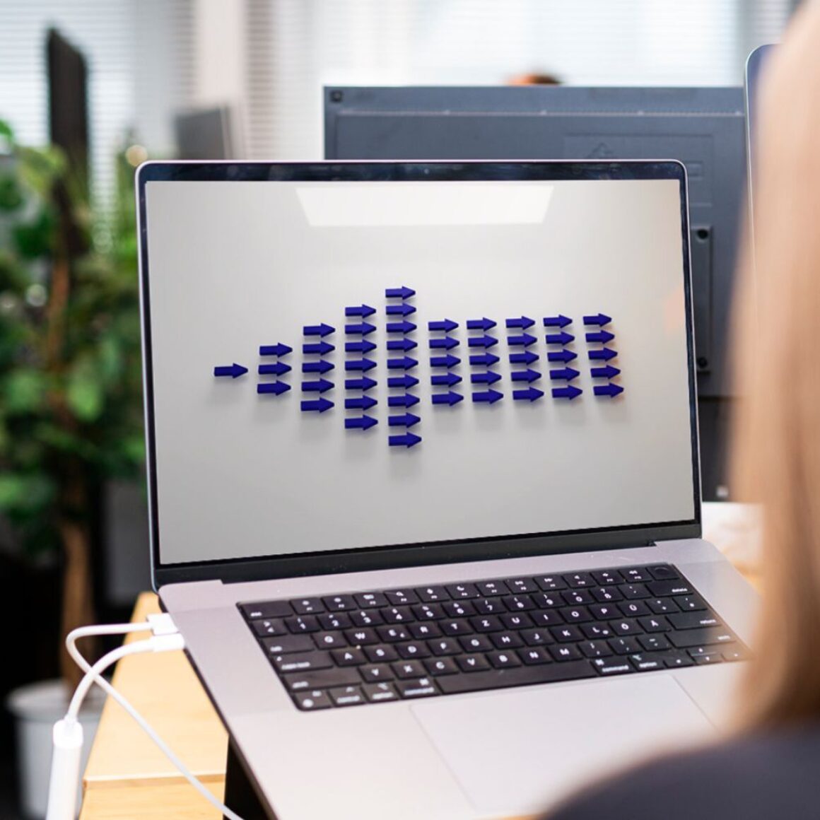 Foto: Aufgeklappter Laptop mit Pfeil zu Simple Web Solutions: Widerrufs-Button-Pflicht