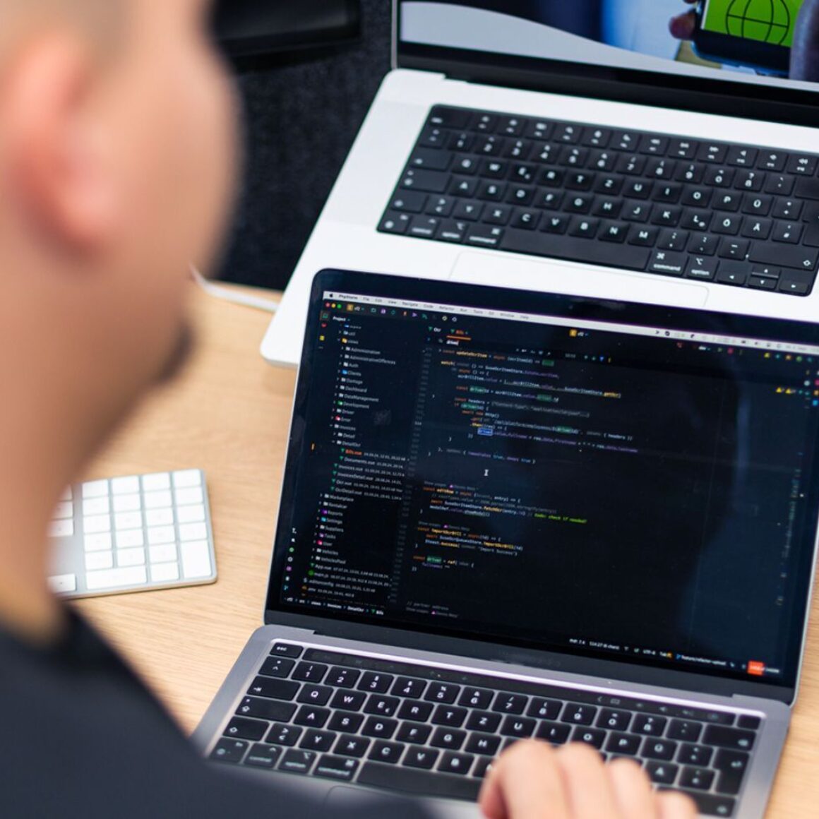 Foto: Mensch an Laptop: Was Entscheider über Vibe Coding wissen müssen.