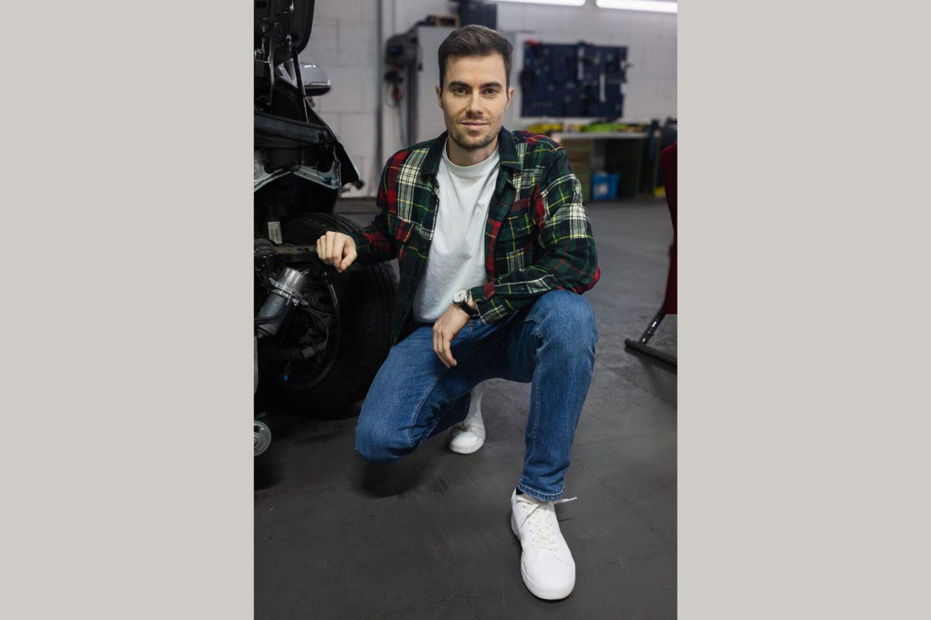 Geschäftsführer Sebastian von Gartzen vor einem Kundenfahrzeug