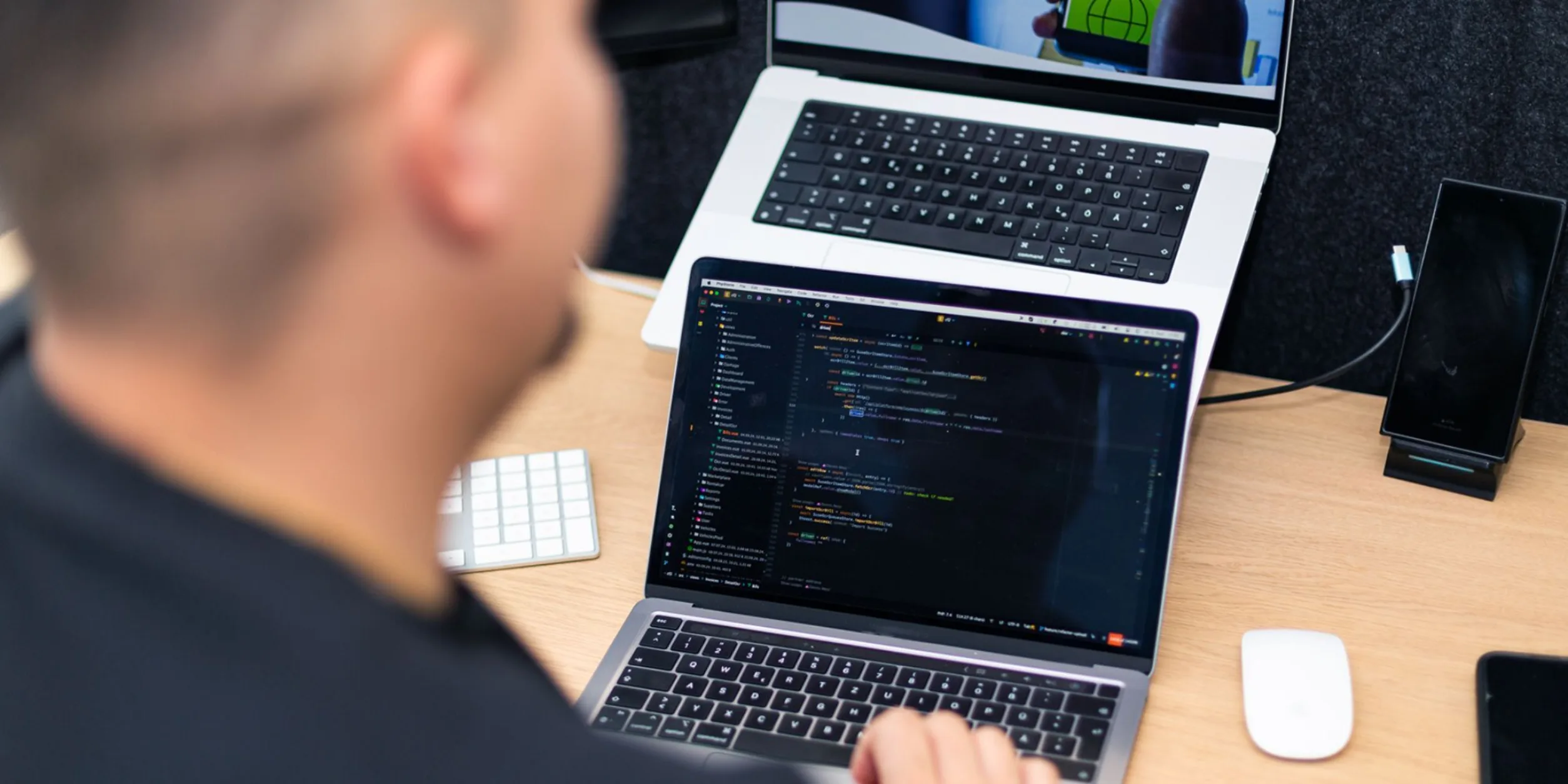 Foto: Mensch an Laptop: Was Entscheider über Vibe Coding wissen müssen.