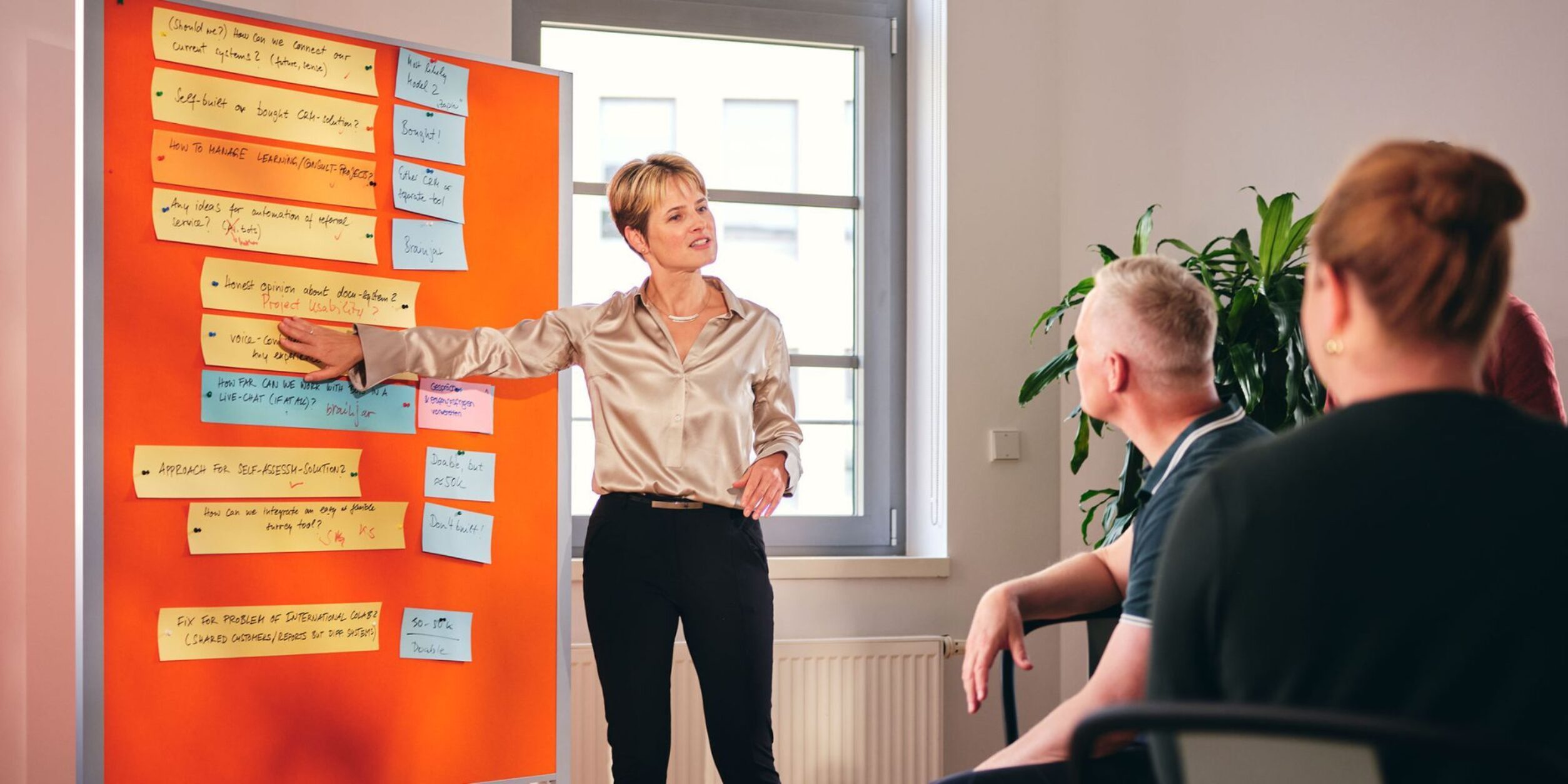 Foto: Constanze Kusch-Plewe, Stellv. Leitung Kundenberatung bei INSITE-Interventions, während einer Beratung.