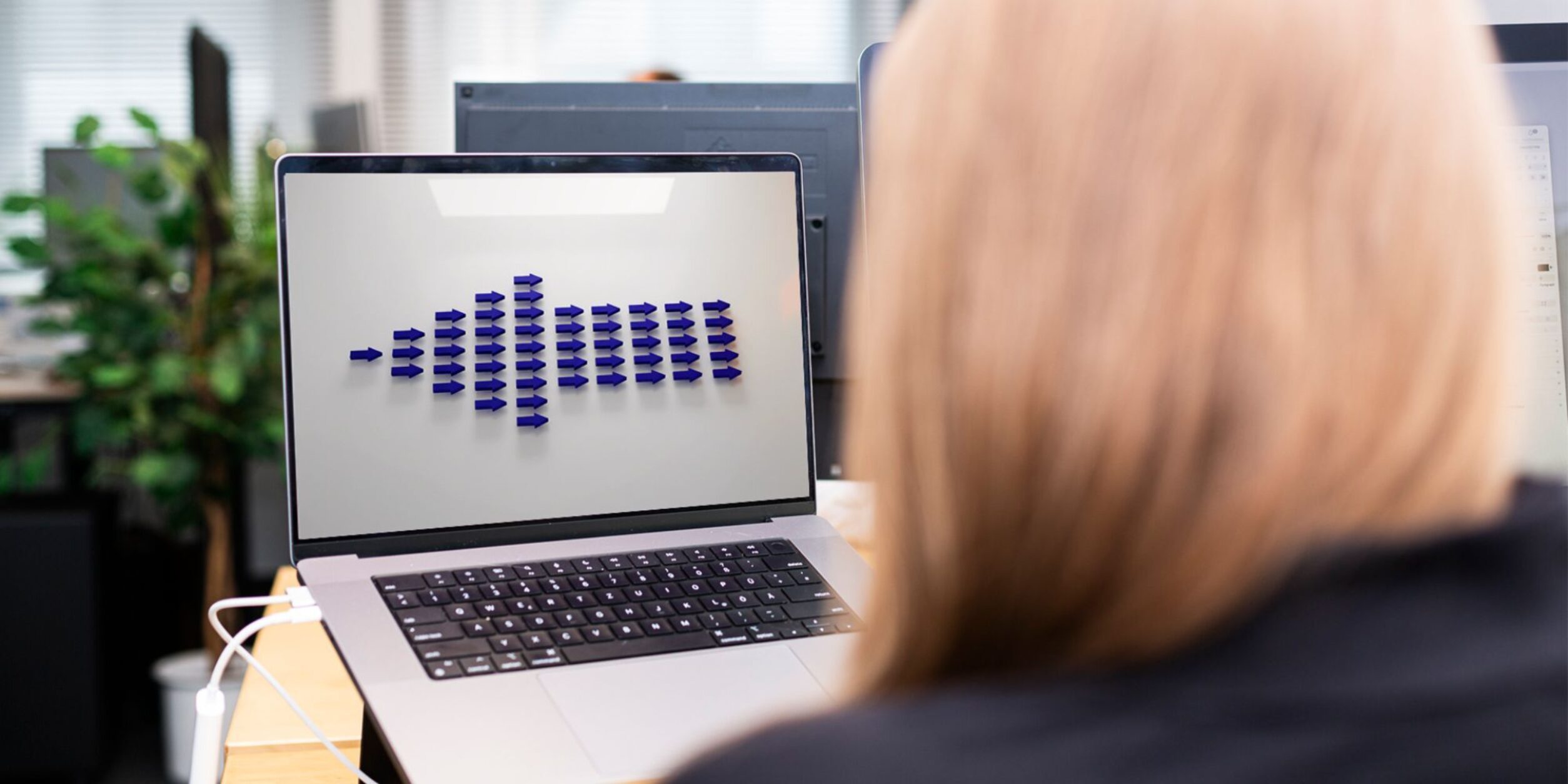 Foto: Aufgeklappter Laptop mit Pfeil zu Simple Web Solutions: Widerrufs-Button-Pflicht