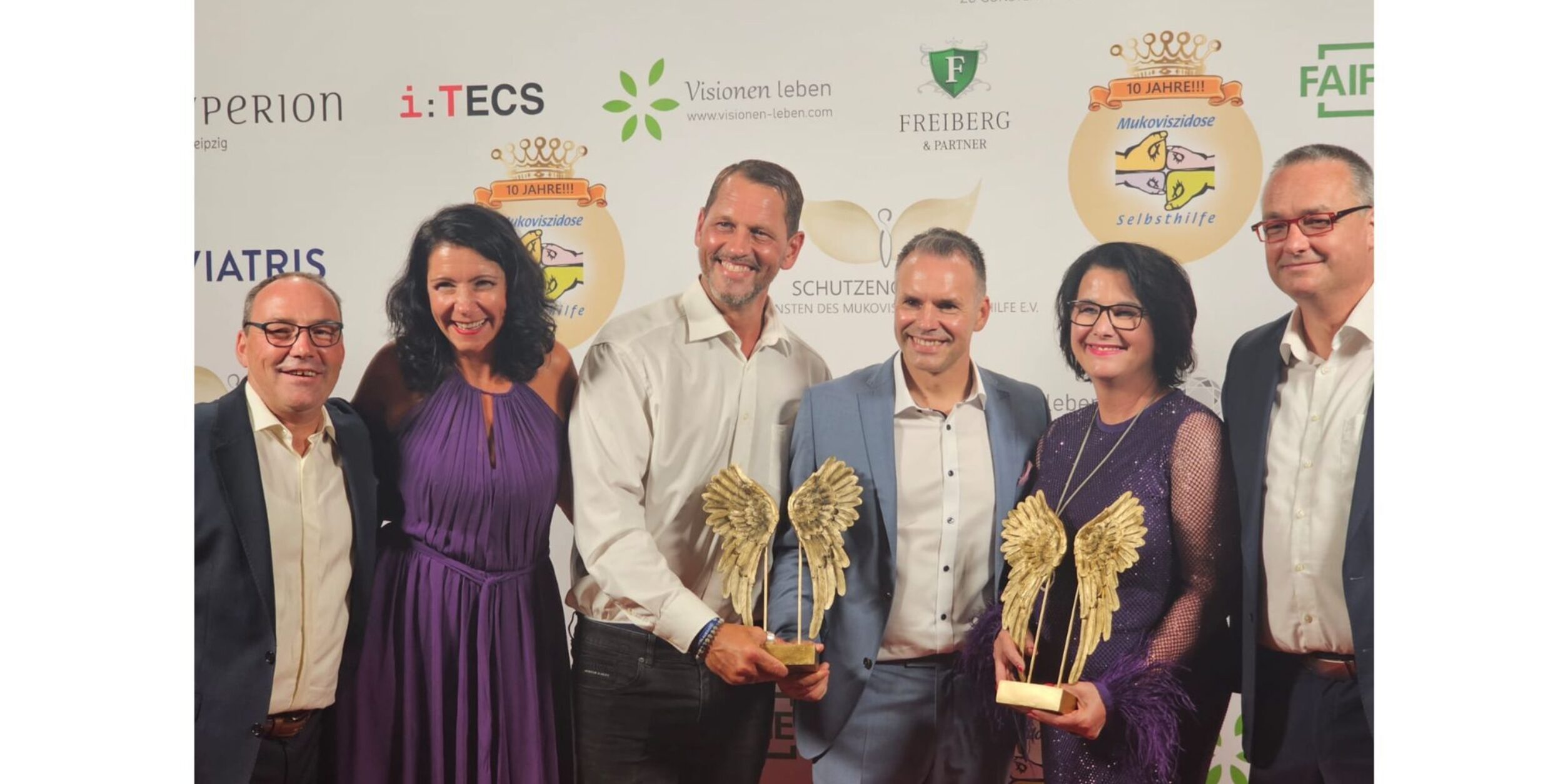 Edda Schmidt mit ihrem Preis, einem weiteren Preisträger, Christine Klauder