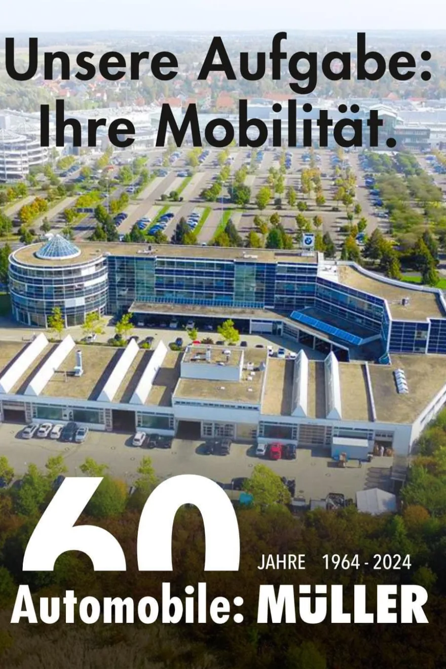 Bild von oben vom Autohaus und Außenbereich mit vielen Autos