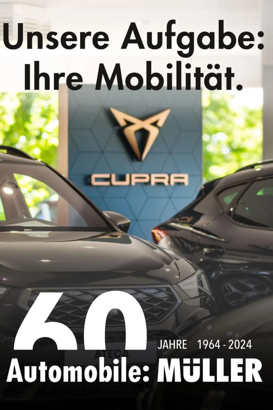 zwei Autos im Autohaus im Hintergrund Cupra Zeichen