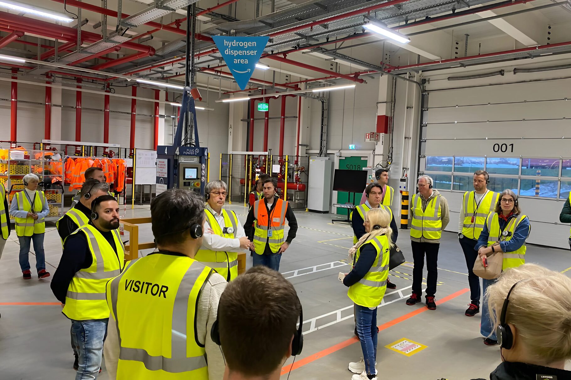 Teilnehmer beim Rundgang durch das Amazon Logistikzentrum.