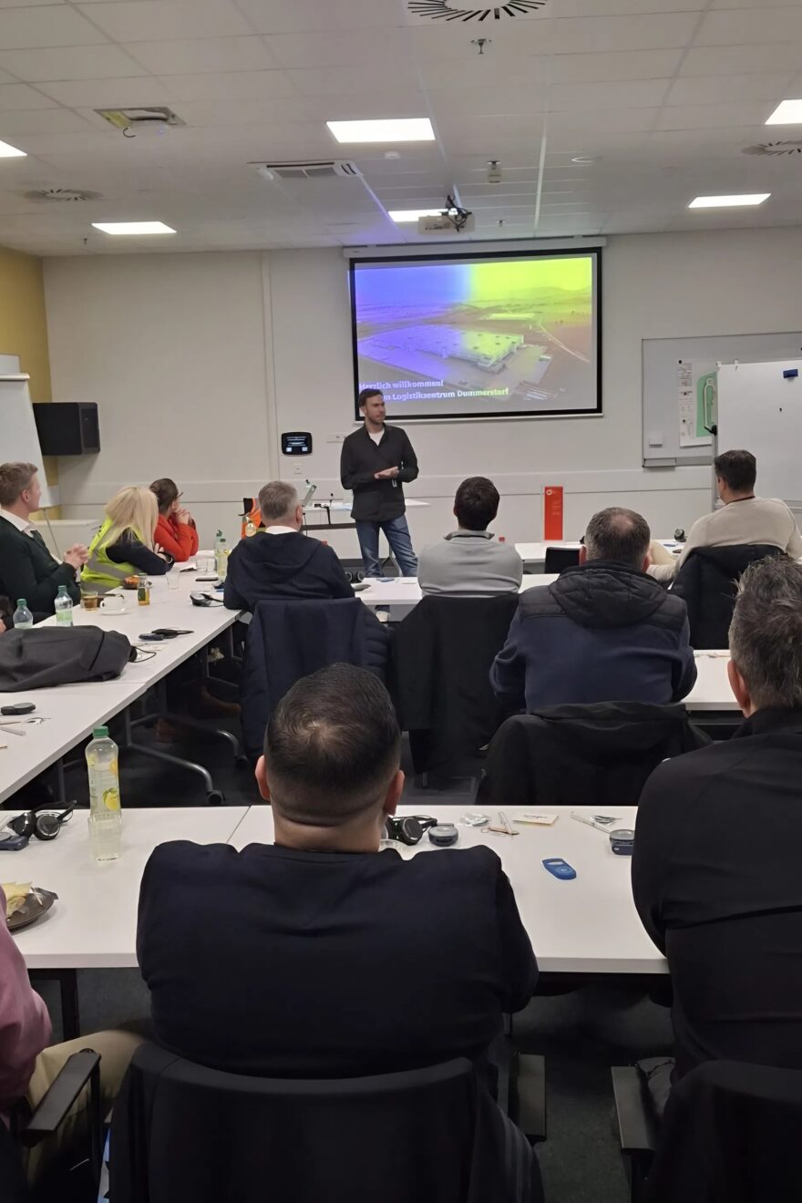 Teilnehmer der Veranstaltung lauschen den Referenten.