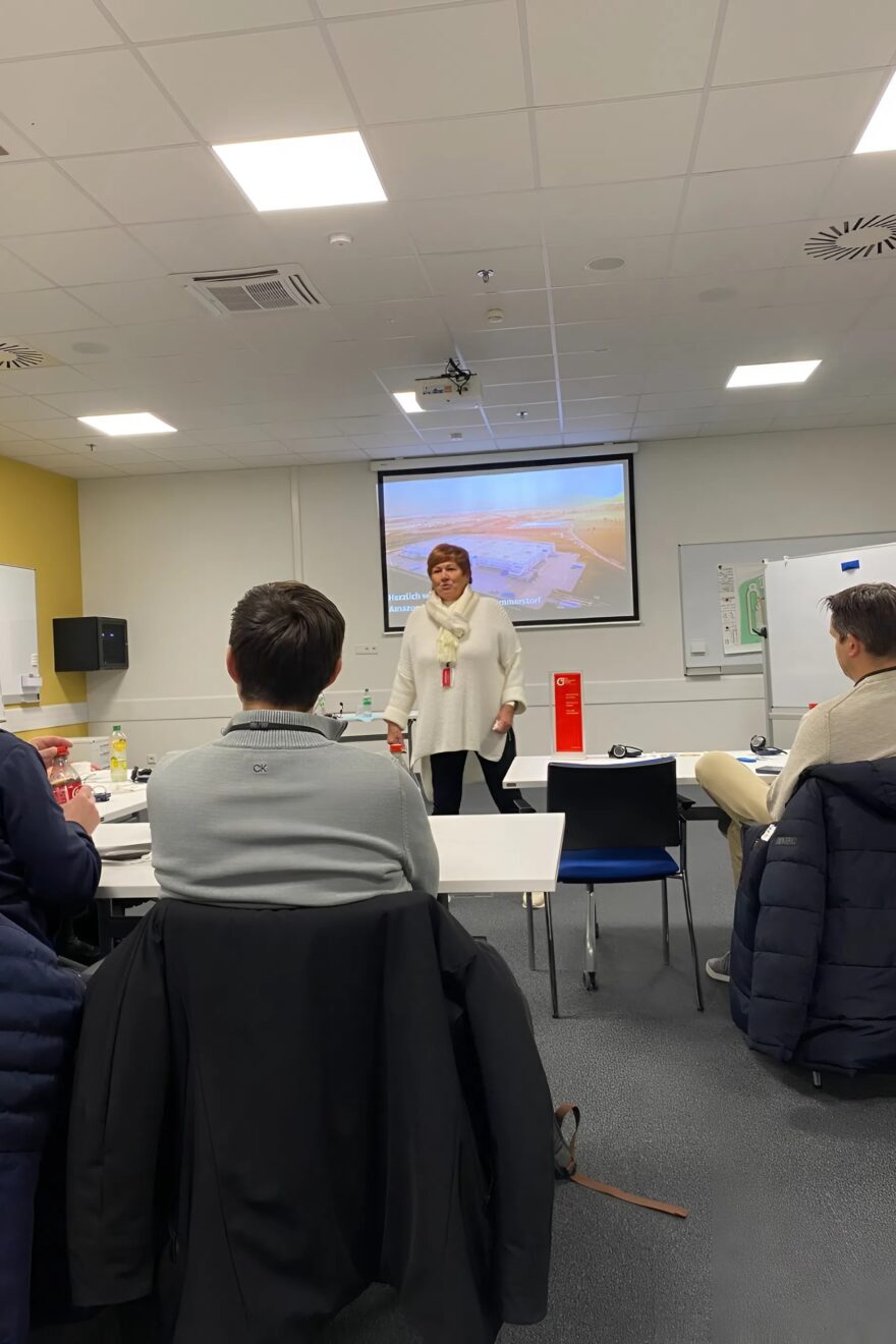 Referenten von Amazon geben den Teilnehmern Infos zum Ablauf im Amazon Logistikzentrum.