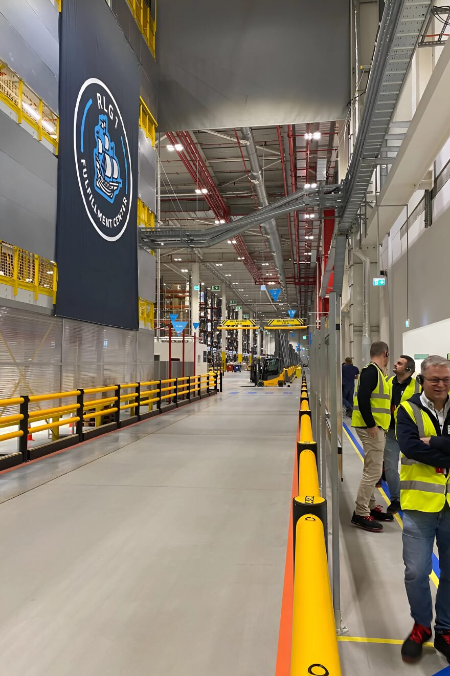 Teilnehmer der Veranstaltung beim Rundgang durch das 23.Logistikzentrum von Amazon