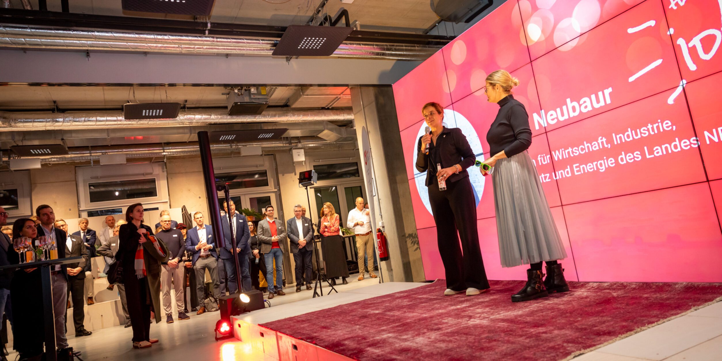 Bild von Alexandra Rath mit Mona Neubaur auf der Bühne