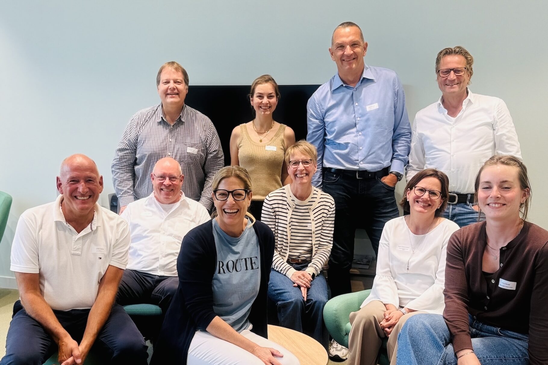 12 Gruppe sitzend mit AR