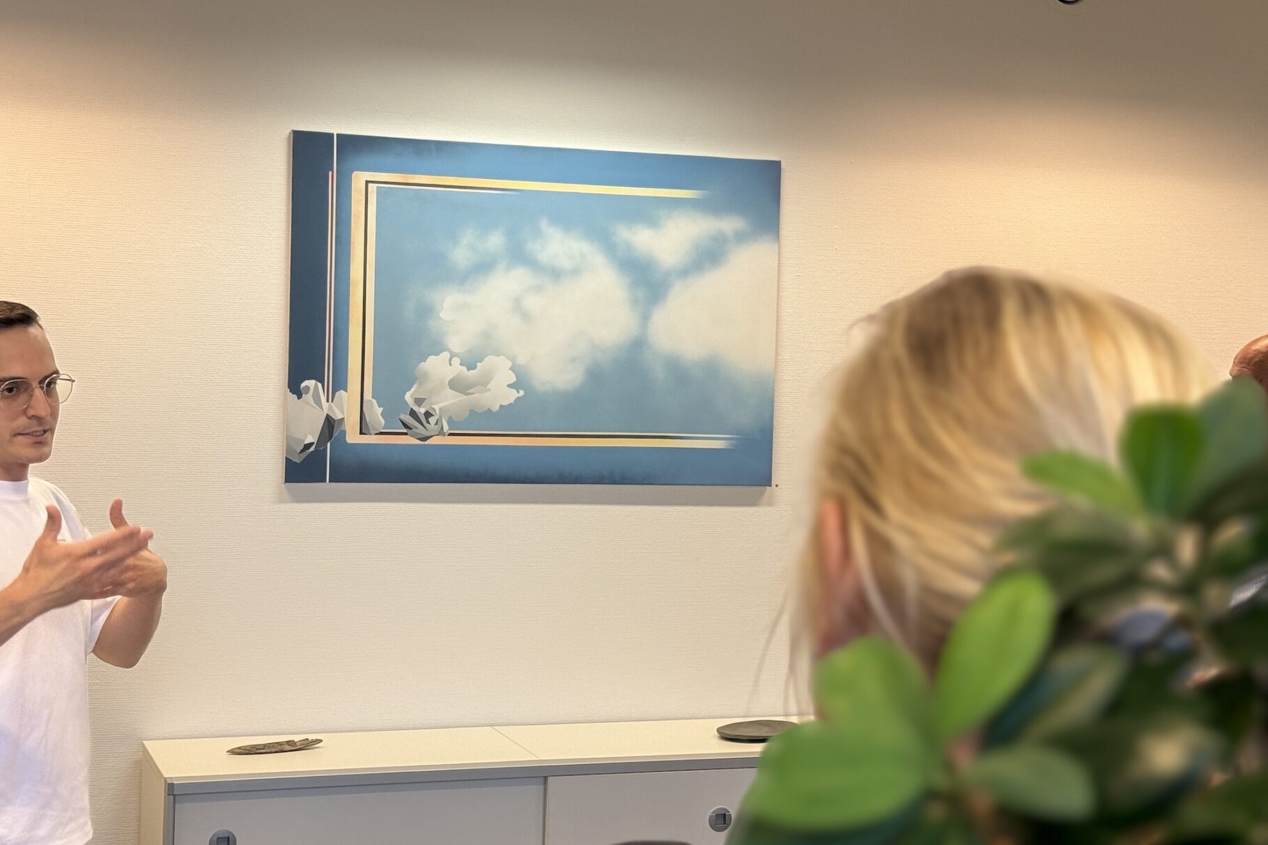 Alex Fedmann erklärt eines seiner Kunstwerke