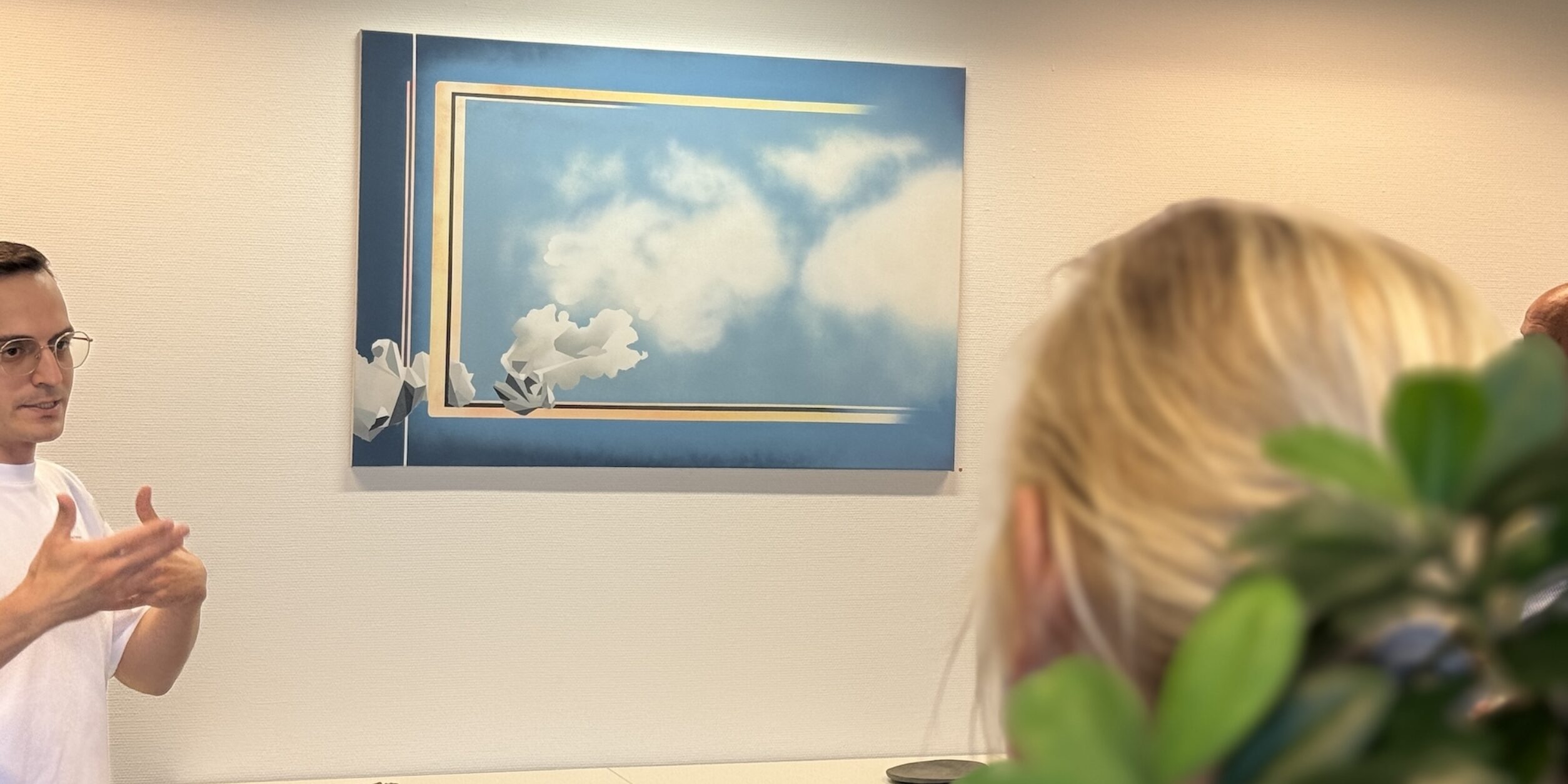 Alex Fedmann erklärt eines seiner Kunstwerke