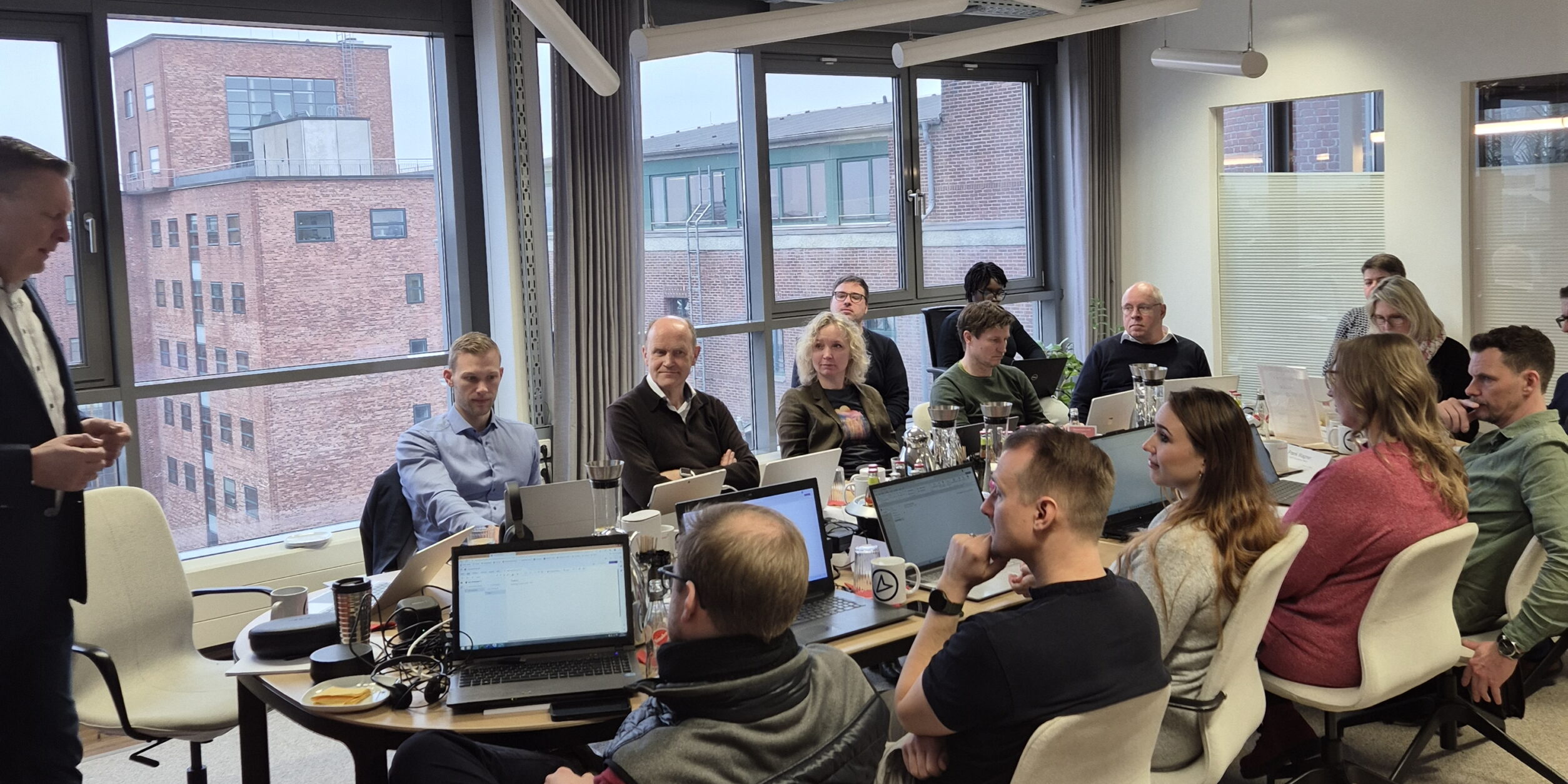 Workshop-Teilnehmende sitzen an einem Tisch