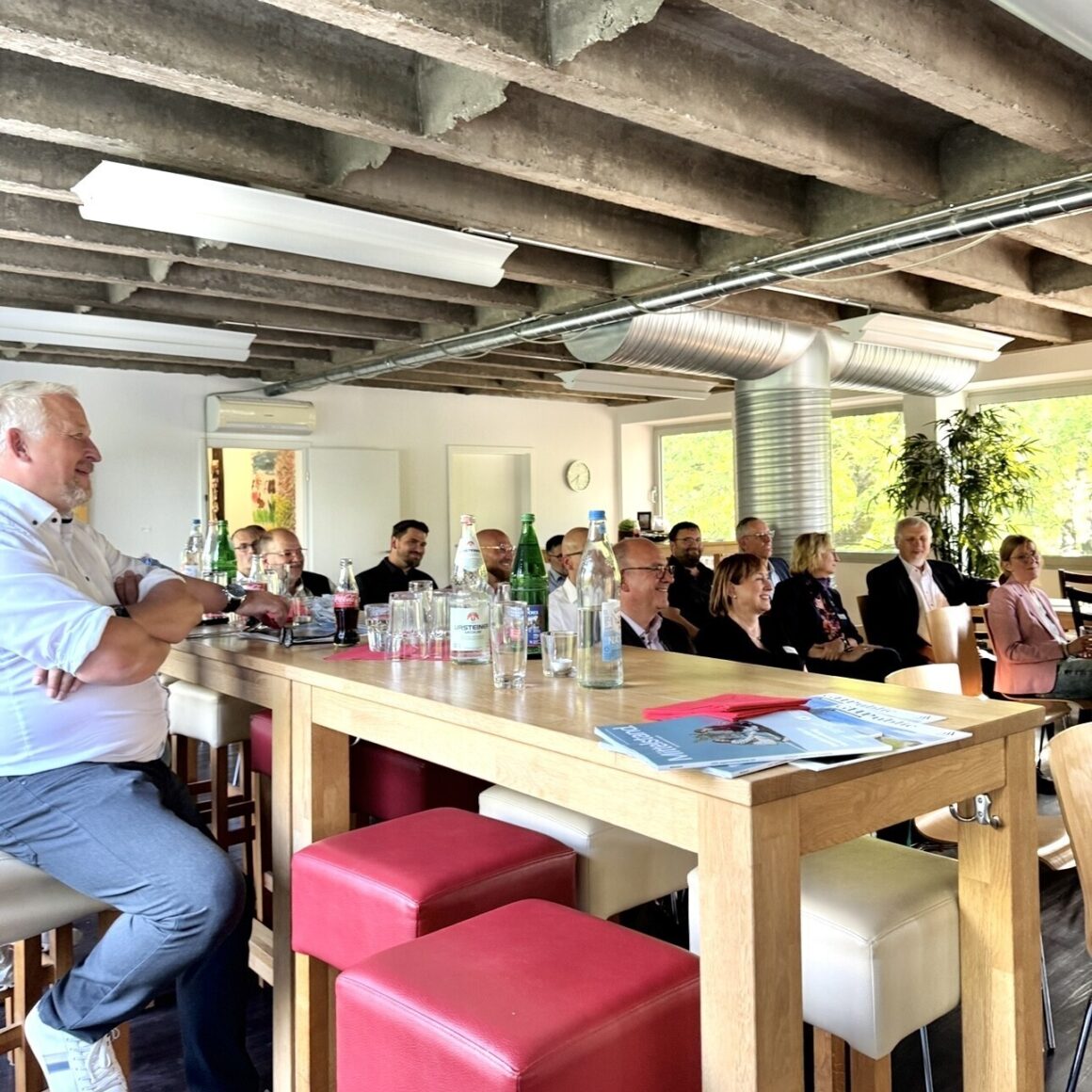 Gruppenfoto der Unternehmer:innen während der Veranstaltung 6x6 Short Stories