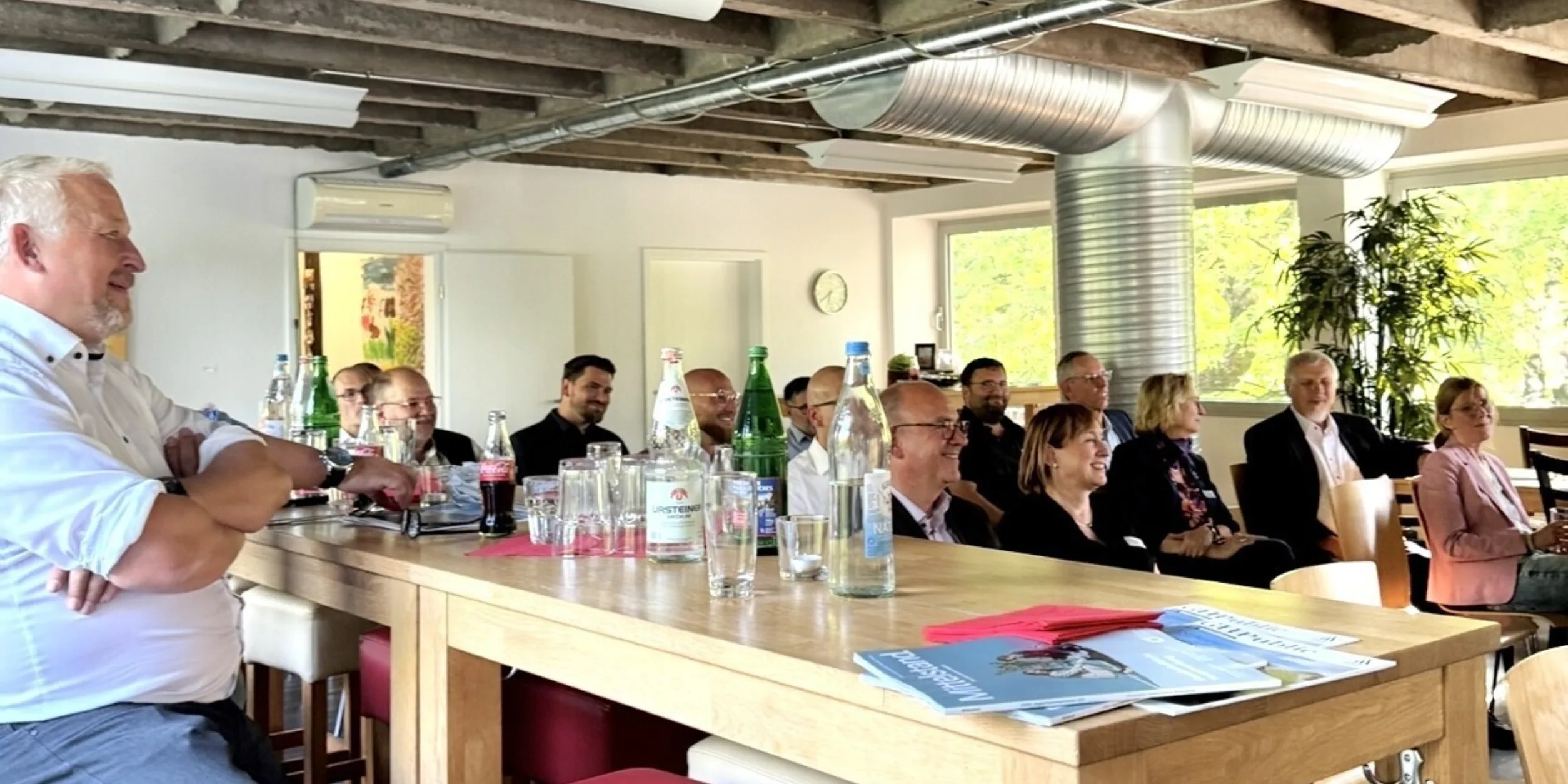 Gruppenfoto der Unternehmer:innen während der Veranstaltung 6x6 Short Stories