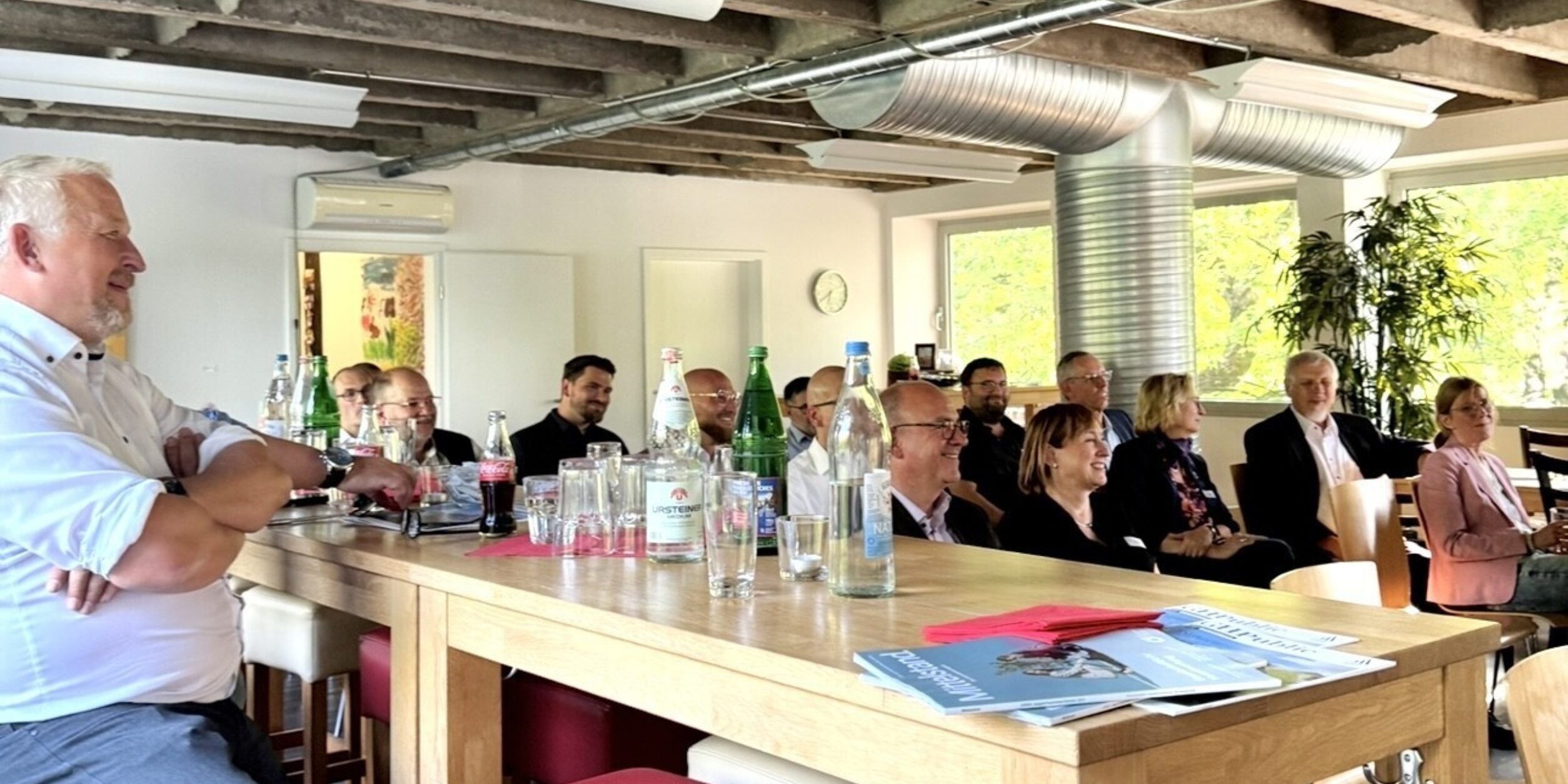 Gruppenfoto der Unternehmer:innen während der Veranstaltung 6x6 Short Stories