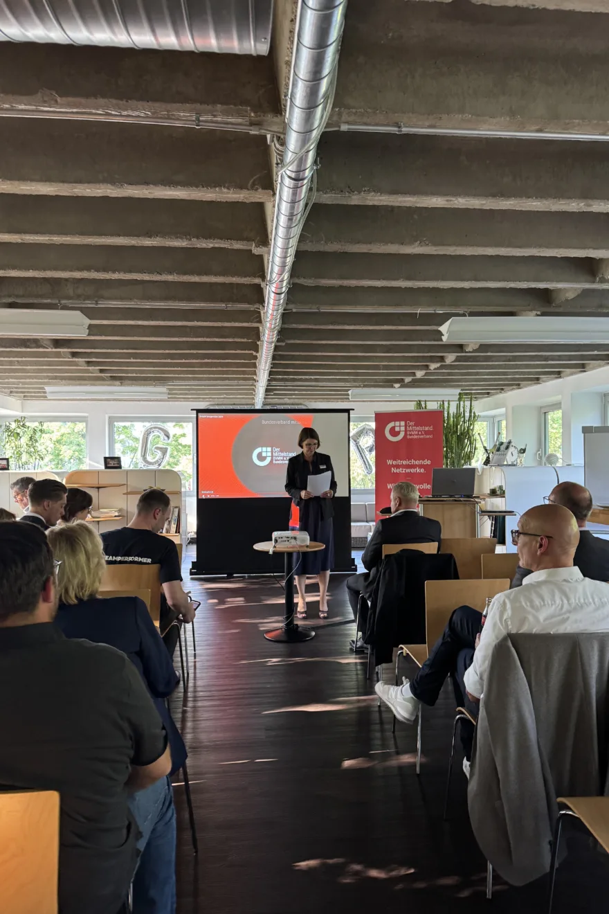 Gruppenfoto von Unternehmer:innen nach dem 6x6 Short Stories bei Grüter & Hamich Partner in Duisburg