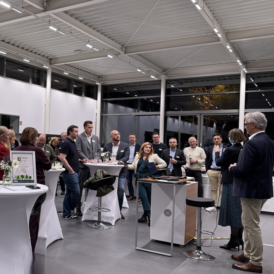 Gruppenfoto von Unternehmer:innen nach dem 6x6 Short Stories bei Riedel Automobile GmbH in Dinslaken.