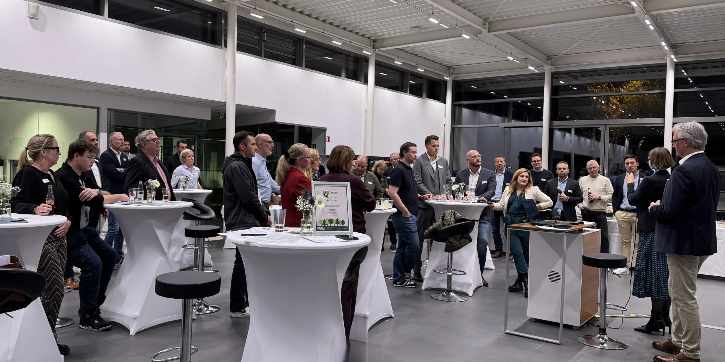 Gruppenfoto von Unternehmer:innen nach dem 6x6 Short Stories bei Riedel Automobile GmbH in Dinslaken.