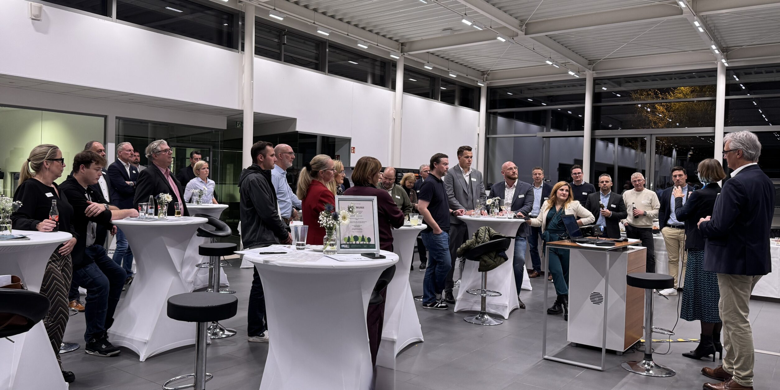 Gruppenfoto von Unternehmer:innen nach dem 6x6 Short Stories bei Riedel Automobile GmbH in Dinslaken.