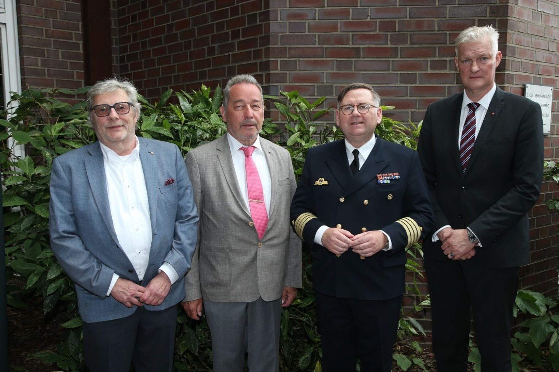 Veranstaltungspartner BVMW und Billbrookkreis Ludger Müller (BVMW) und Bernd Jurasch (Billbrookkreis), Referenten Kommandeur des Landeskommandos Hamburg Kapitän zur See Kurt Leonards  und Dr. H.-J. Völz (BVMW)