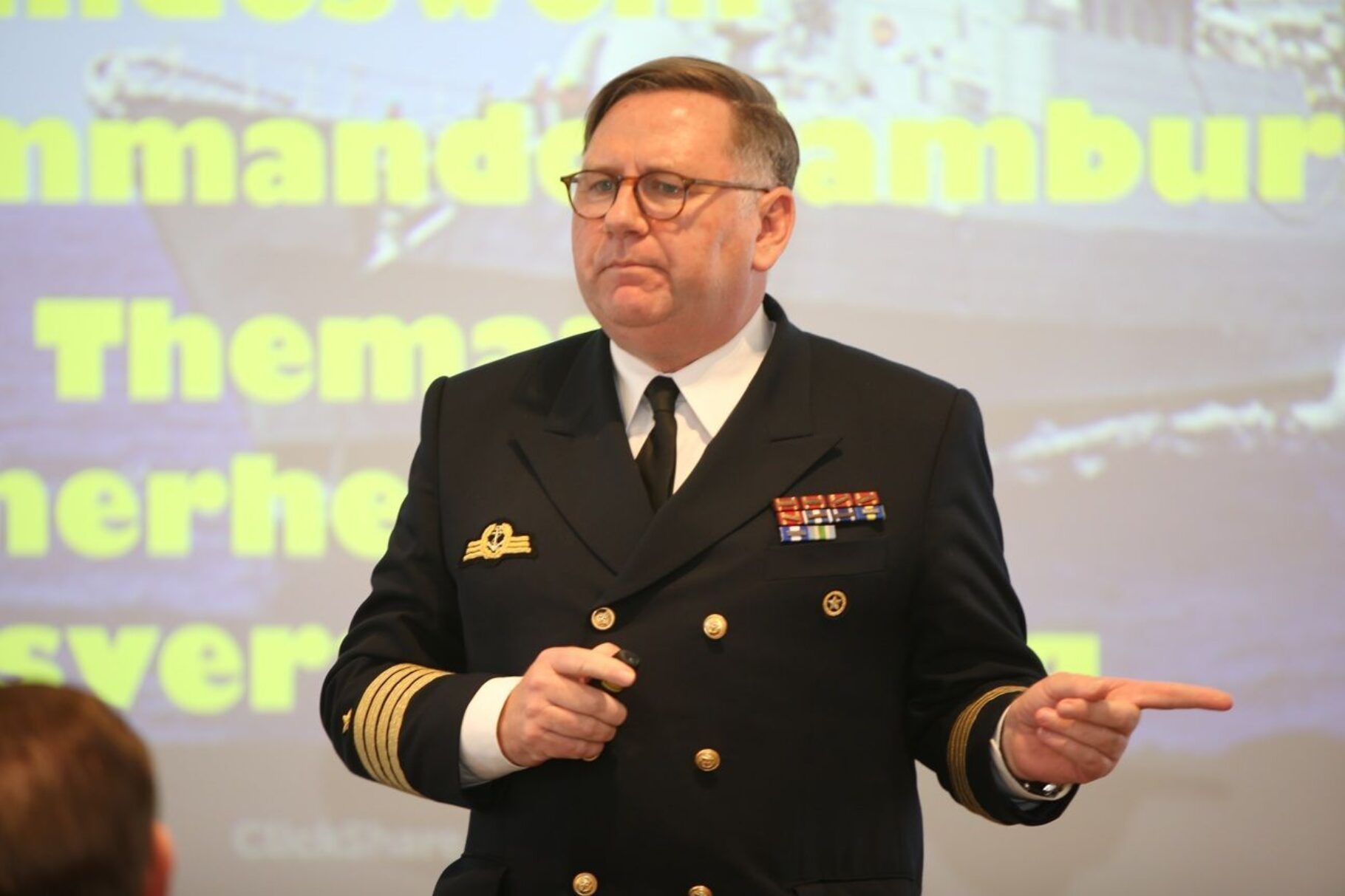 Kommandeur des Landeskommandos Hamburg Kapitän zur See Kurt Leonards