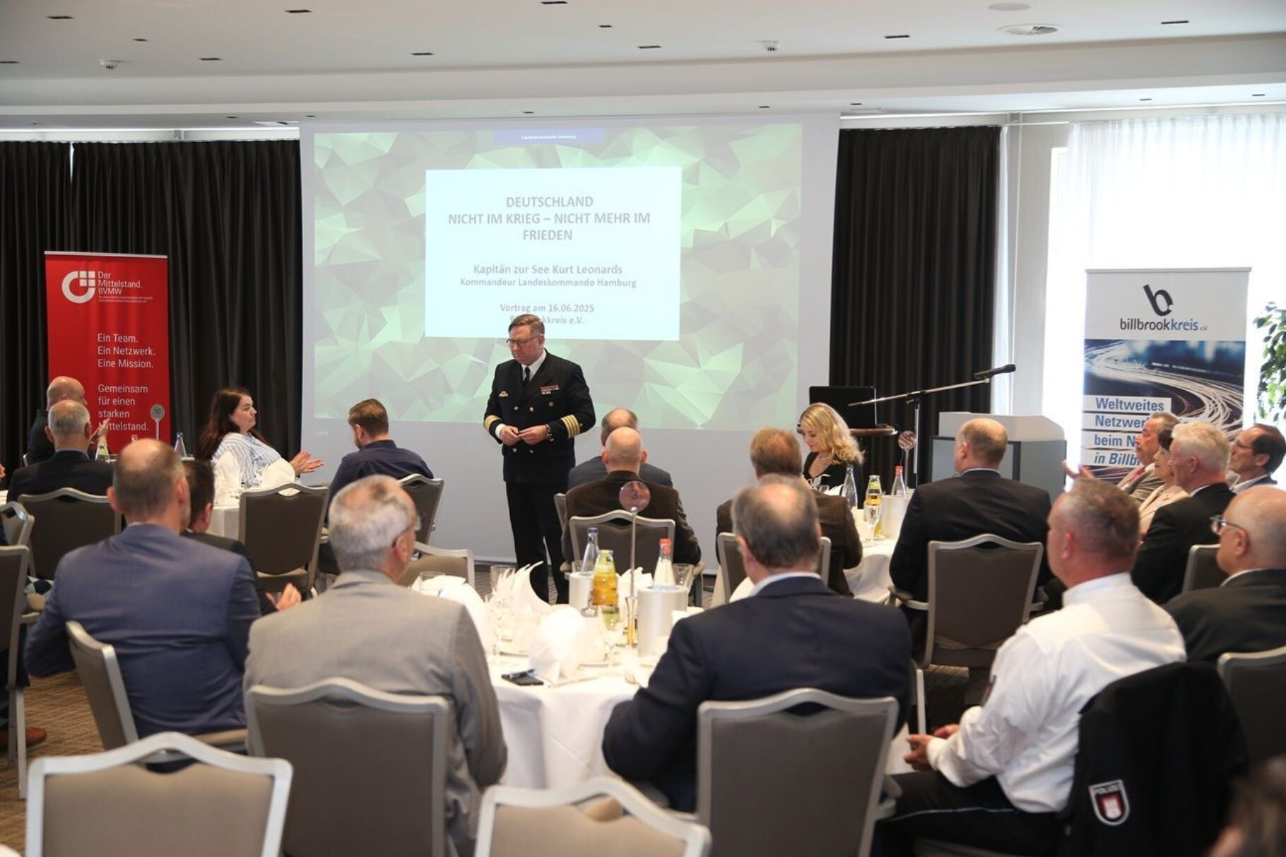 Kommandeur des Landeskommandos Hamburg Kapitän zur See Kurt Leonards