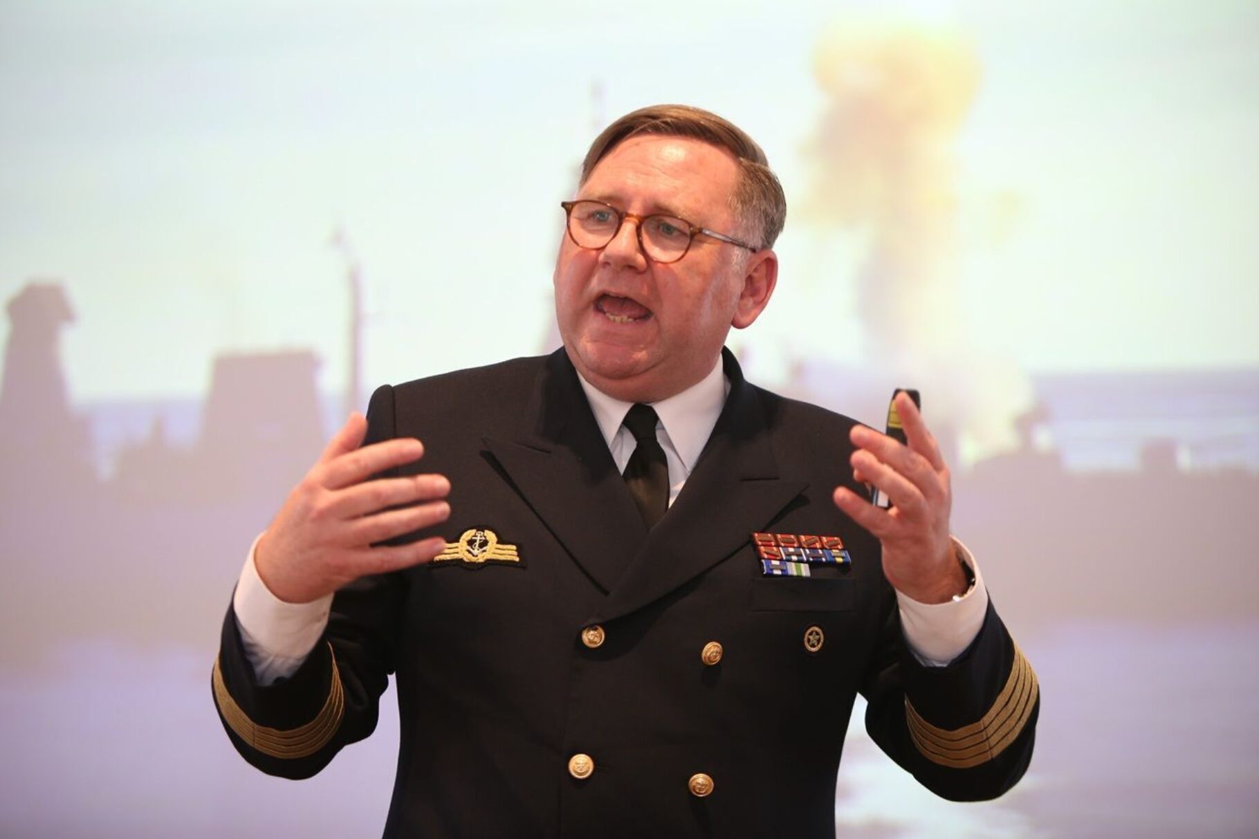 Kommandeur des Landeskommandos Hamburg Kapitän zur See Kurt Leonards