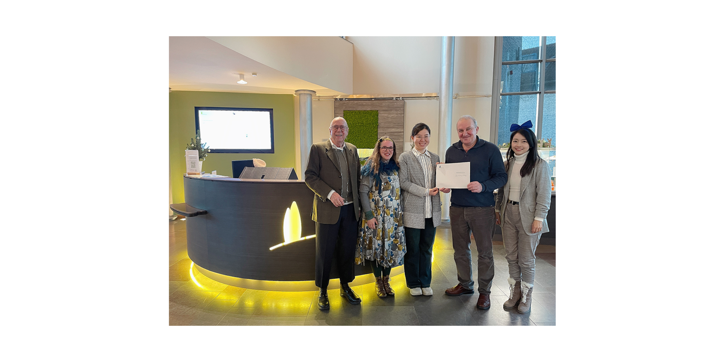 Übergabe des Ausbildungsvertrages durch den Geschäftsführer Herrn Michel Tueini des Hotels Park Soltau