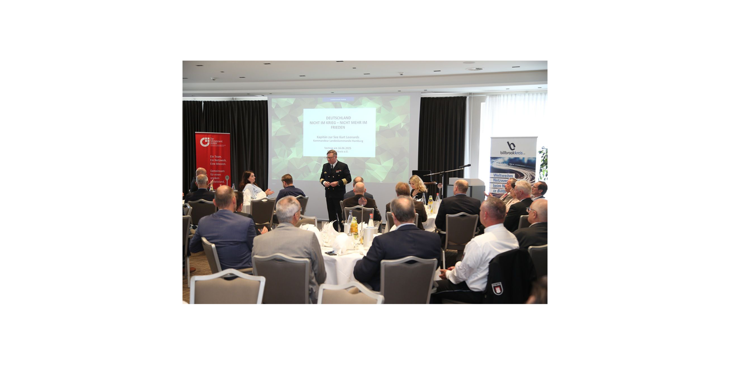 Kommandeur des Landeskommandos Hamburg Kapitän zur See Kurt Leonards