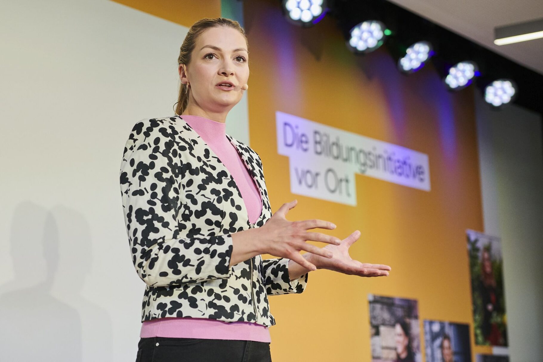 Judith Gerlach, Bay. Staatsministerin für Digitales auf Bühne zum Kickoff ZukunftsChancen 04. Mai 2022