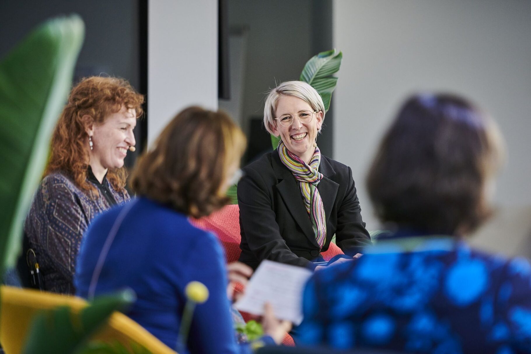 Katrin Habenschaden mit weiteren Frauen im Gespräch