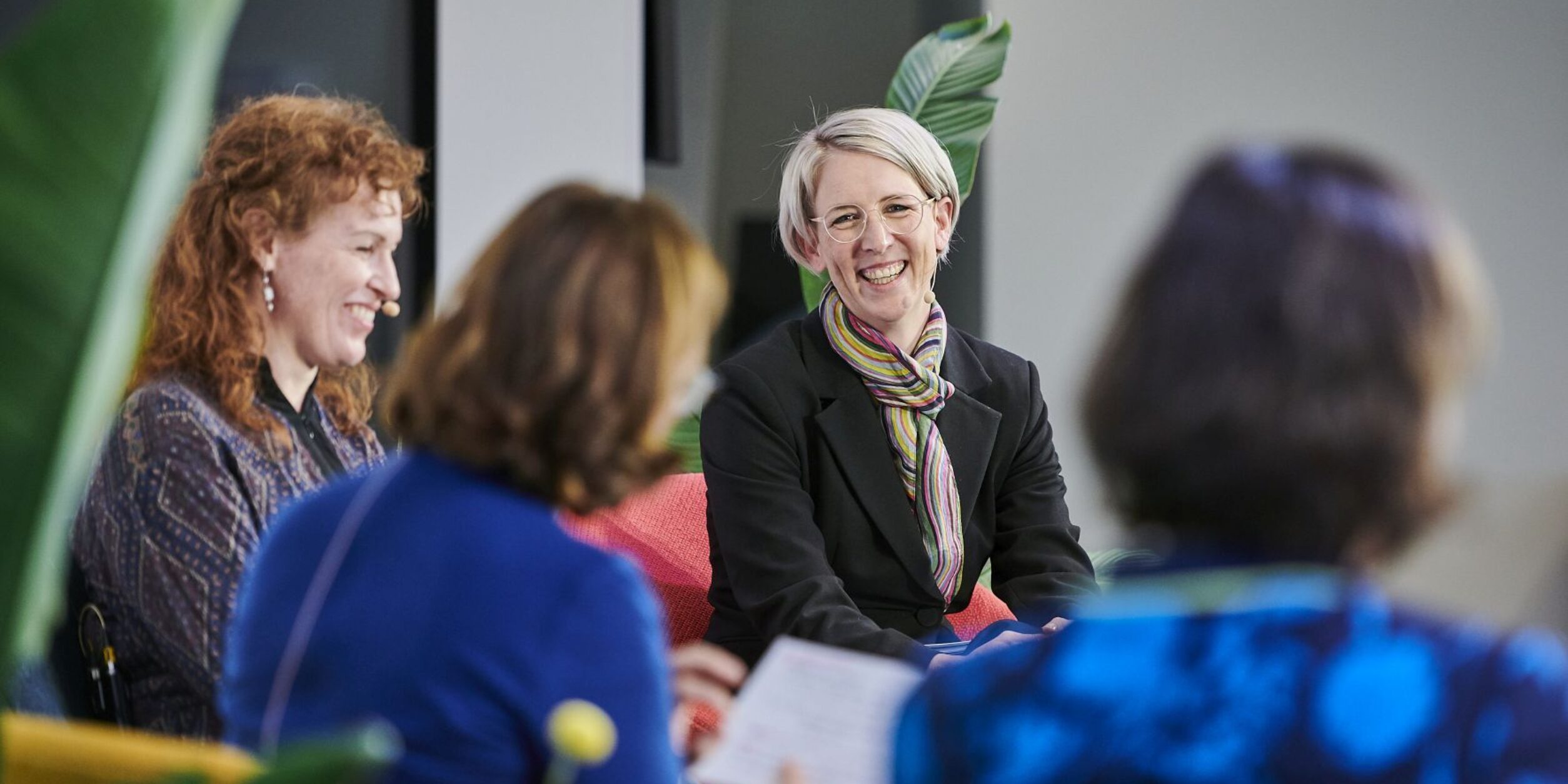 Katrin Habenschaden mit weiteren Frauen im Gespräch