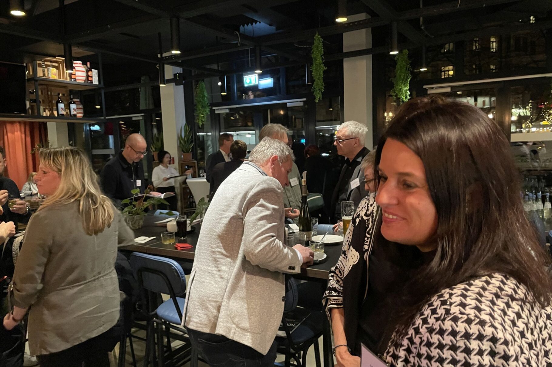 Teilnehmende beim anschließenden Networking