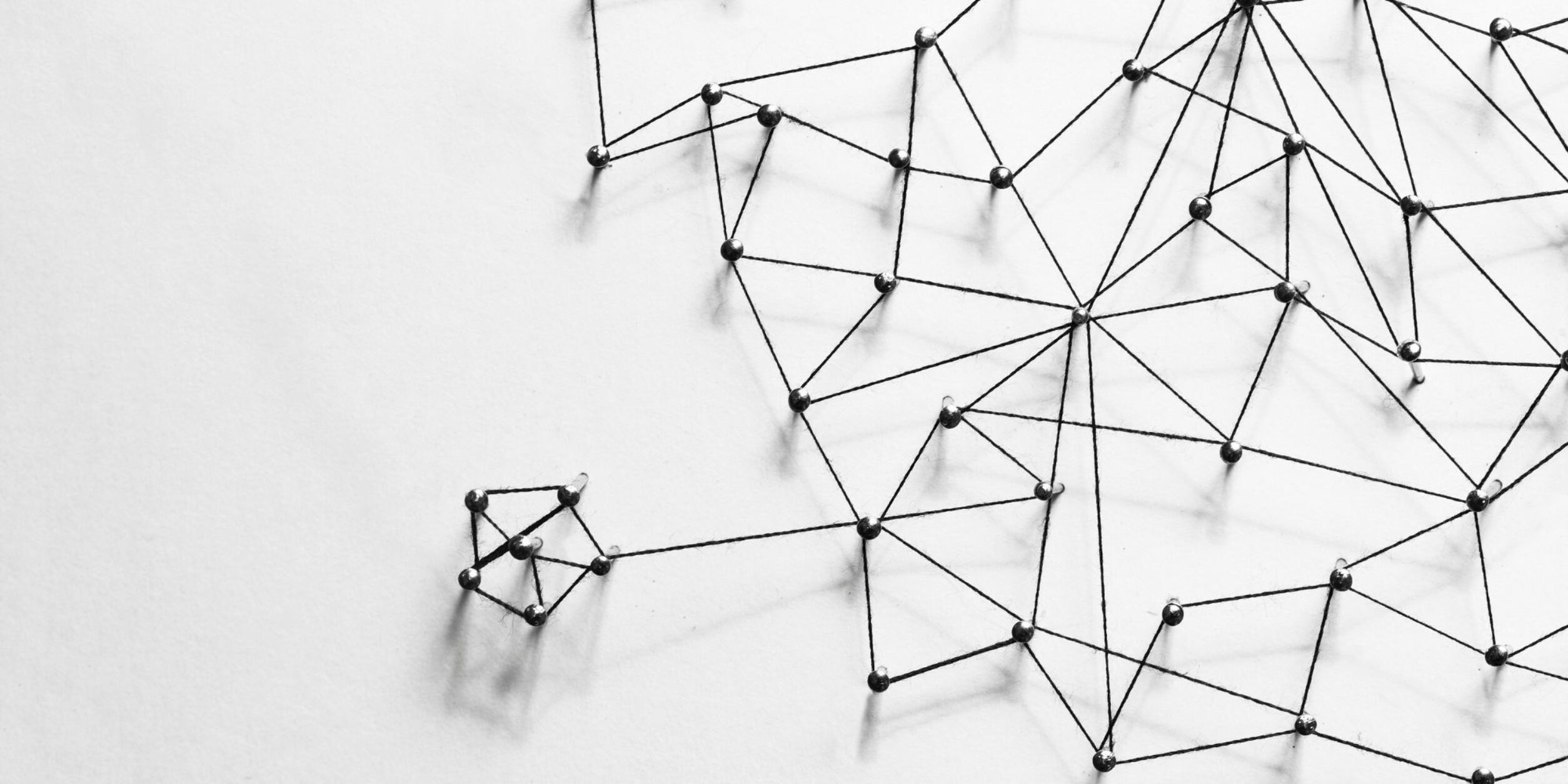 Pins mit Fäden - Netzwerk